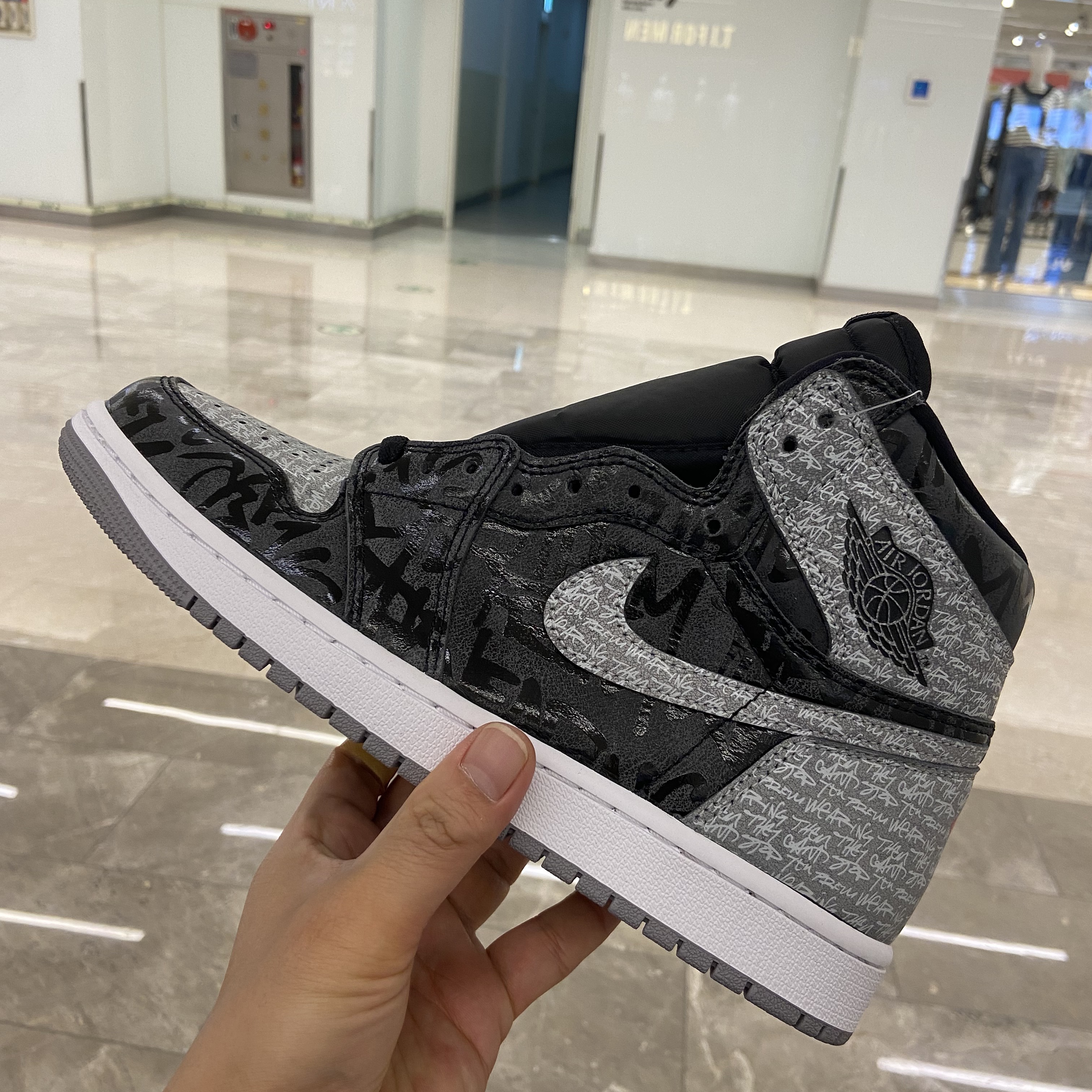 Jordan 1 Retro High OG Rebellionaire 착용 스타일 - 1