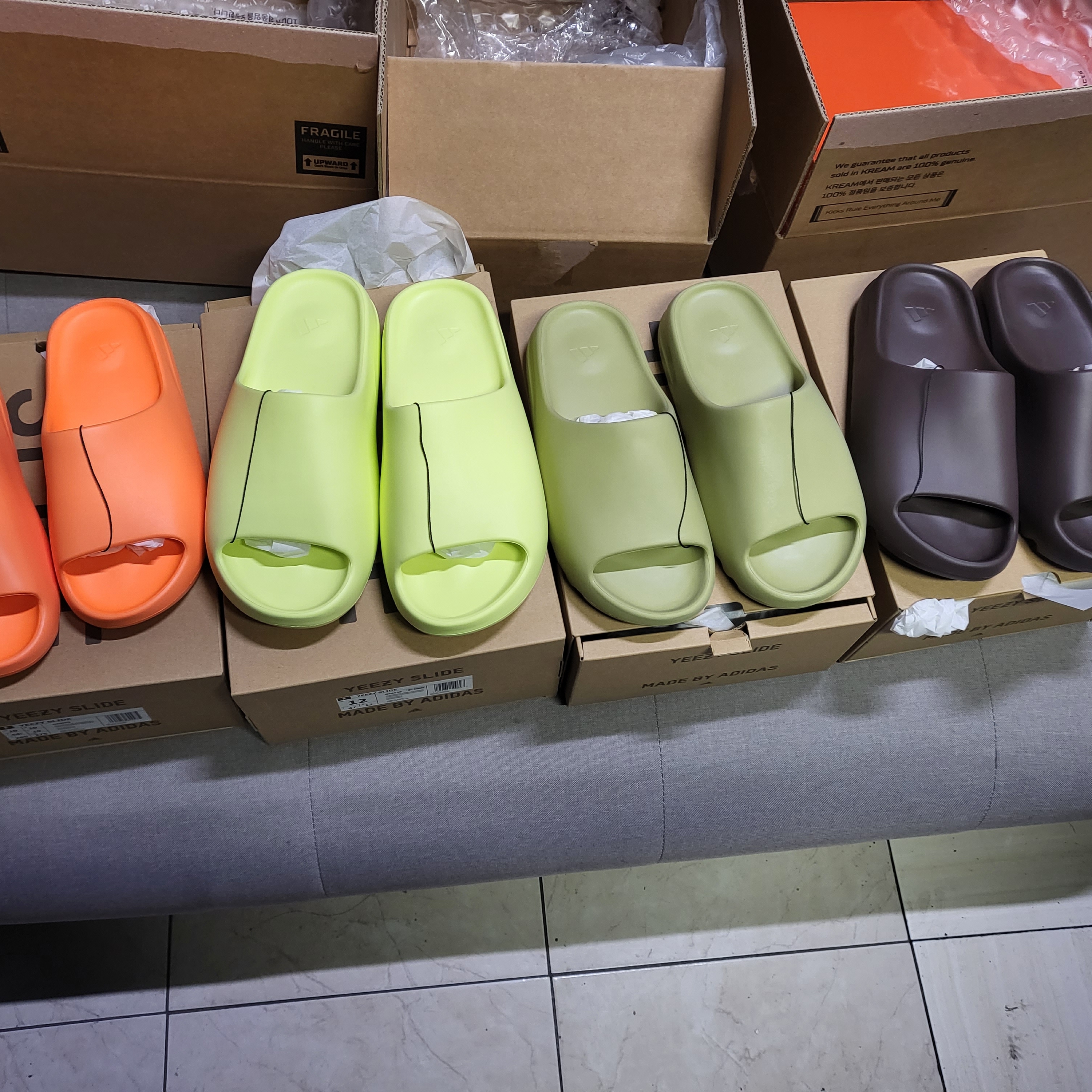 Adidas Yeezy Slide Resin 2021, Adidas Yeezy Slide Enflame Orange 착용 스타일