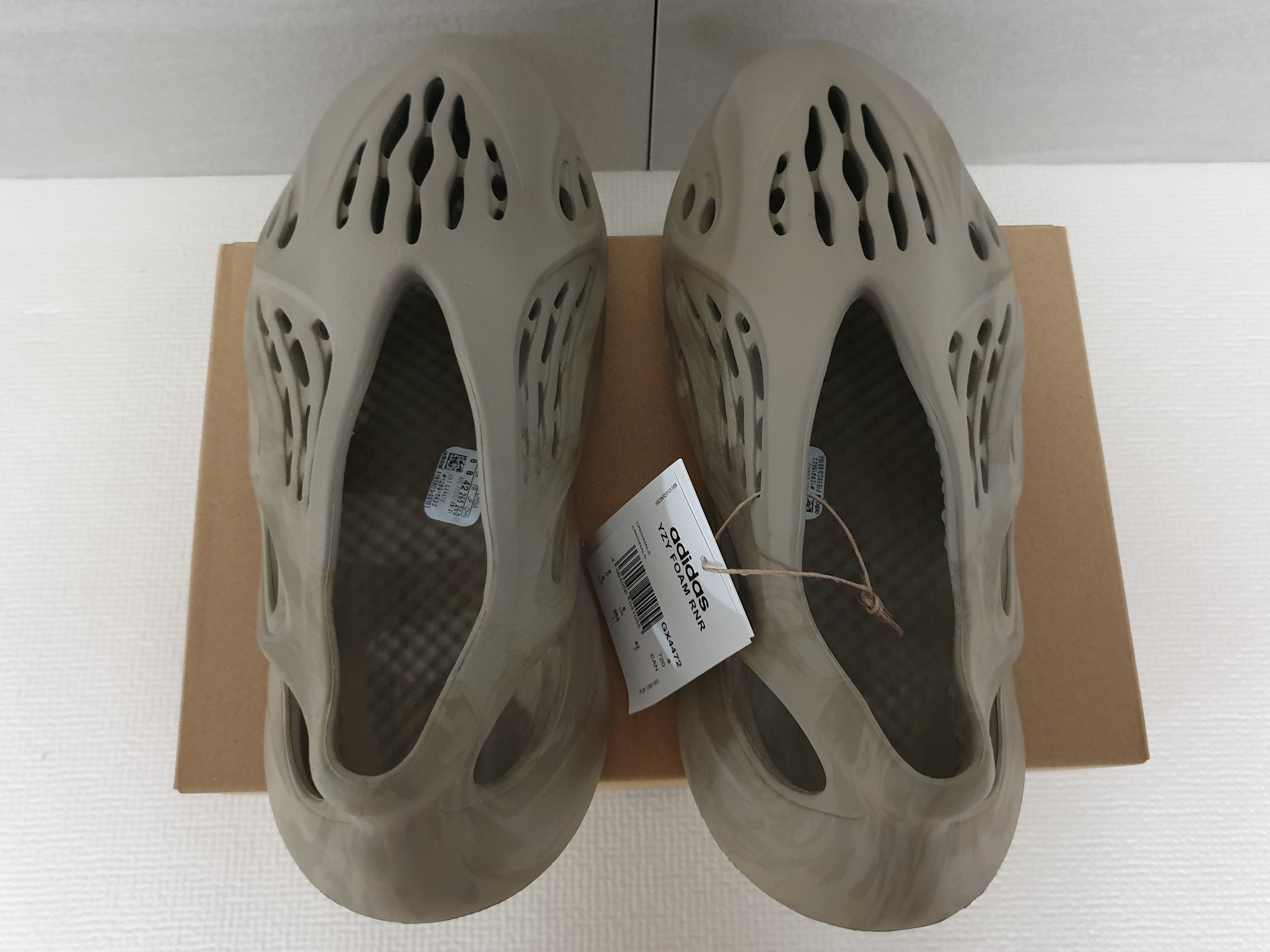 Adidas Yeezy Foam RNNR Stone Sage 착용 스타일 - 4