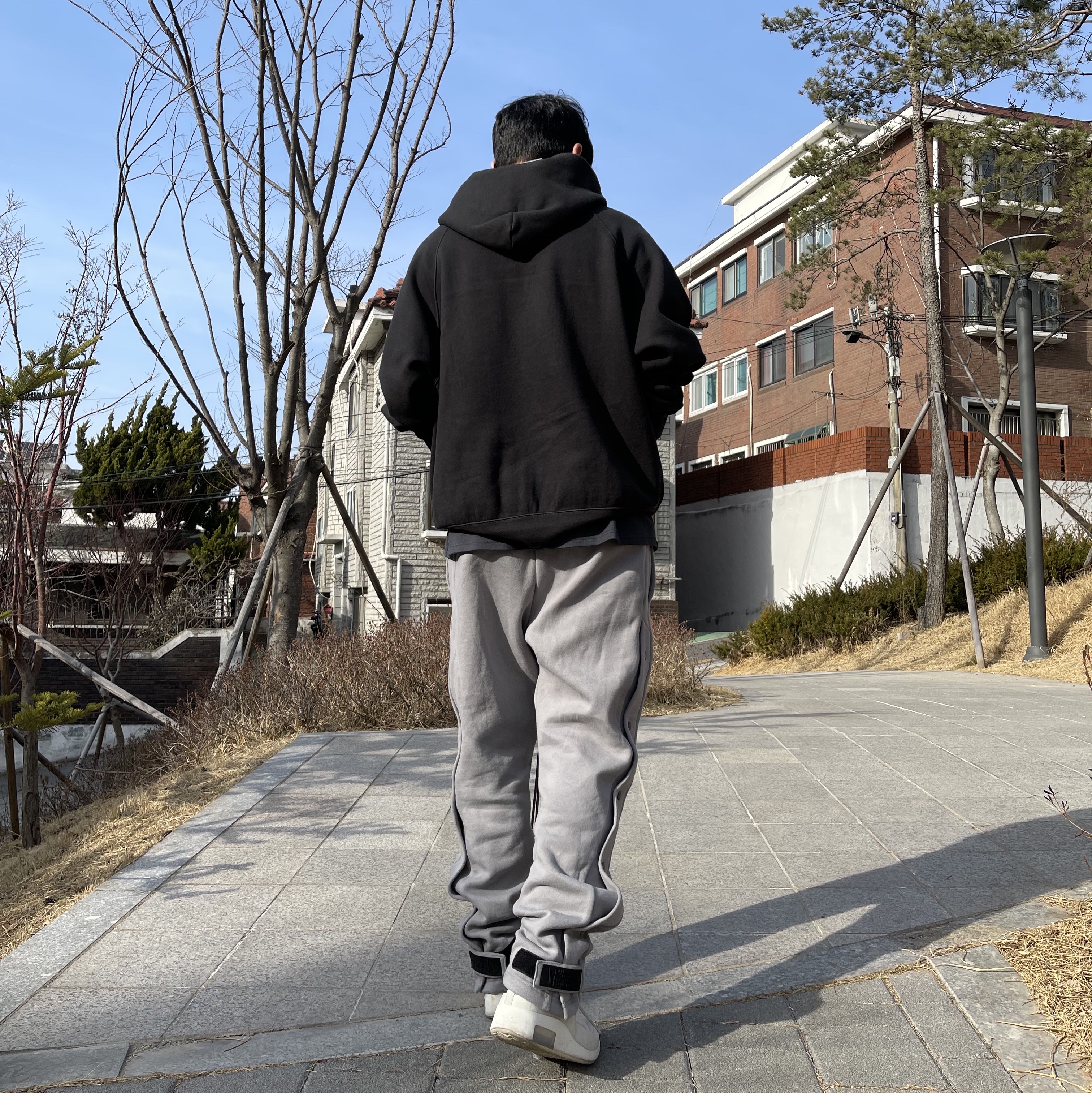 Nike x Fear of God Warm Up Pants Dust, Nike x Fear of God Air Fear of God Raid Light Bone 착용 스타일 - 2