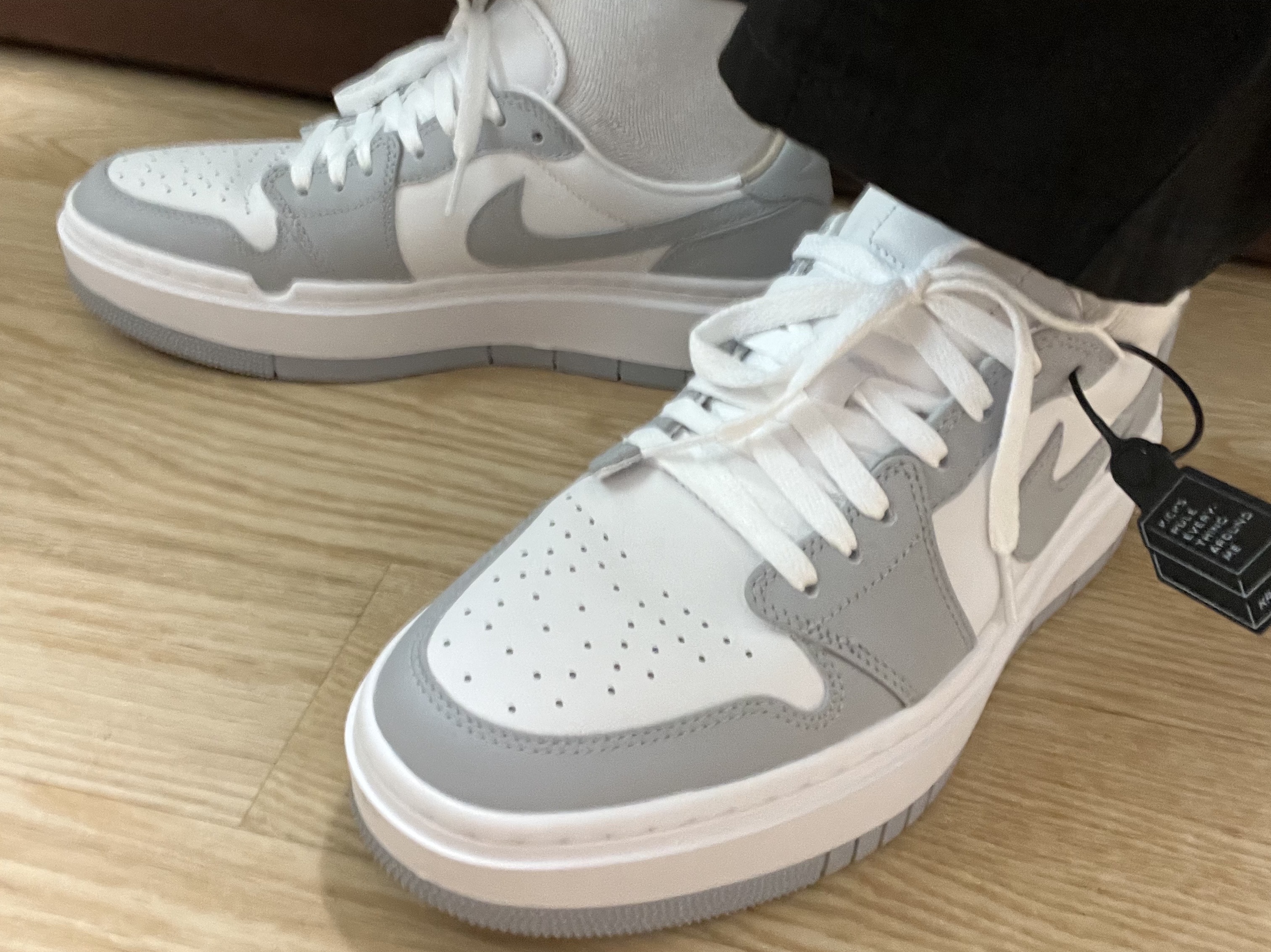 (W) Jordan 1 Elevate Low White and Wolf Grey 착용 스타일 - 3