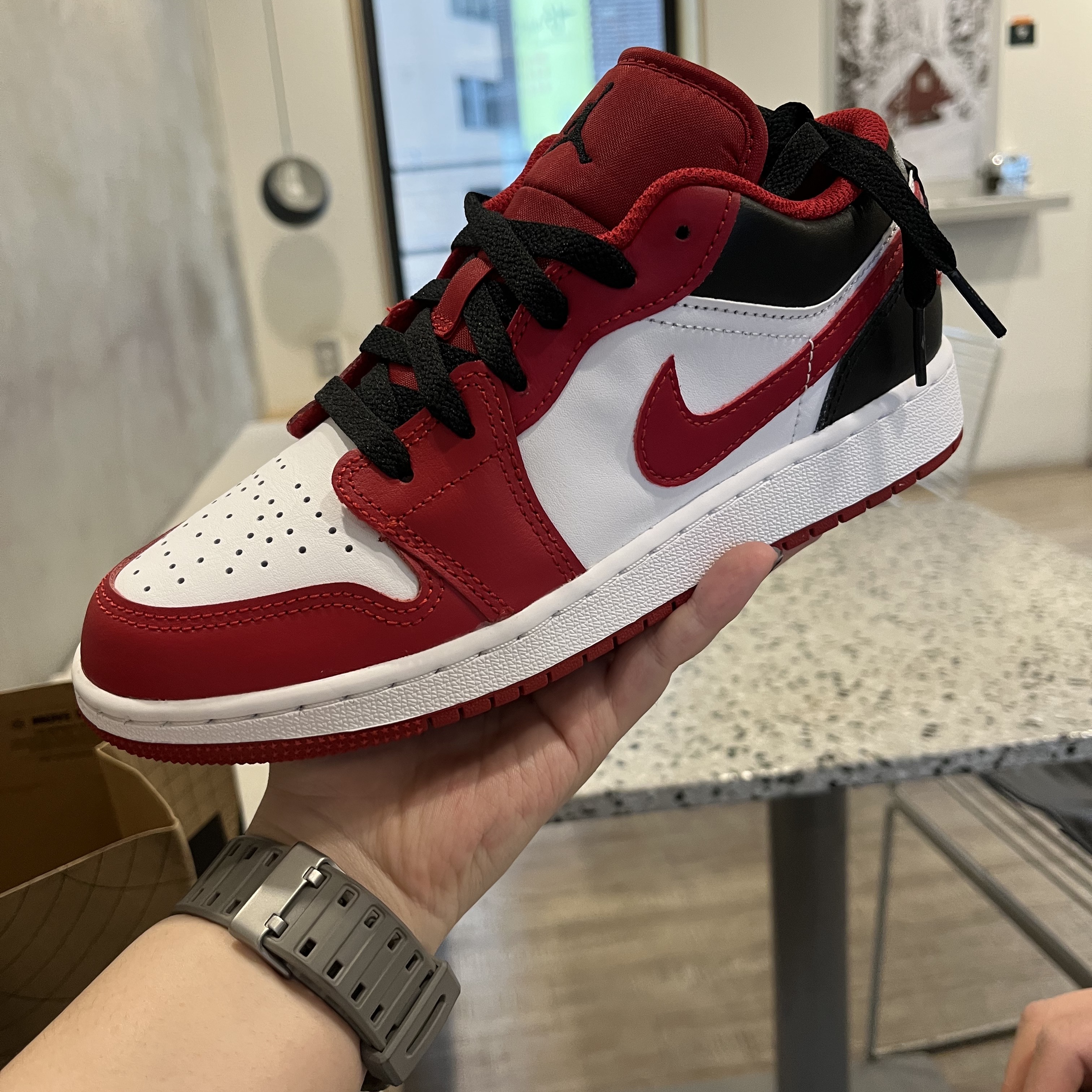 (GS) Jordan 1 Low White Gym Red Black 착용 스타일 - 1