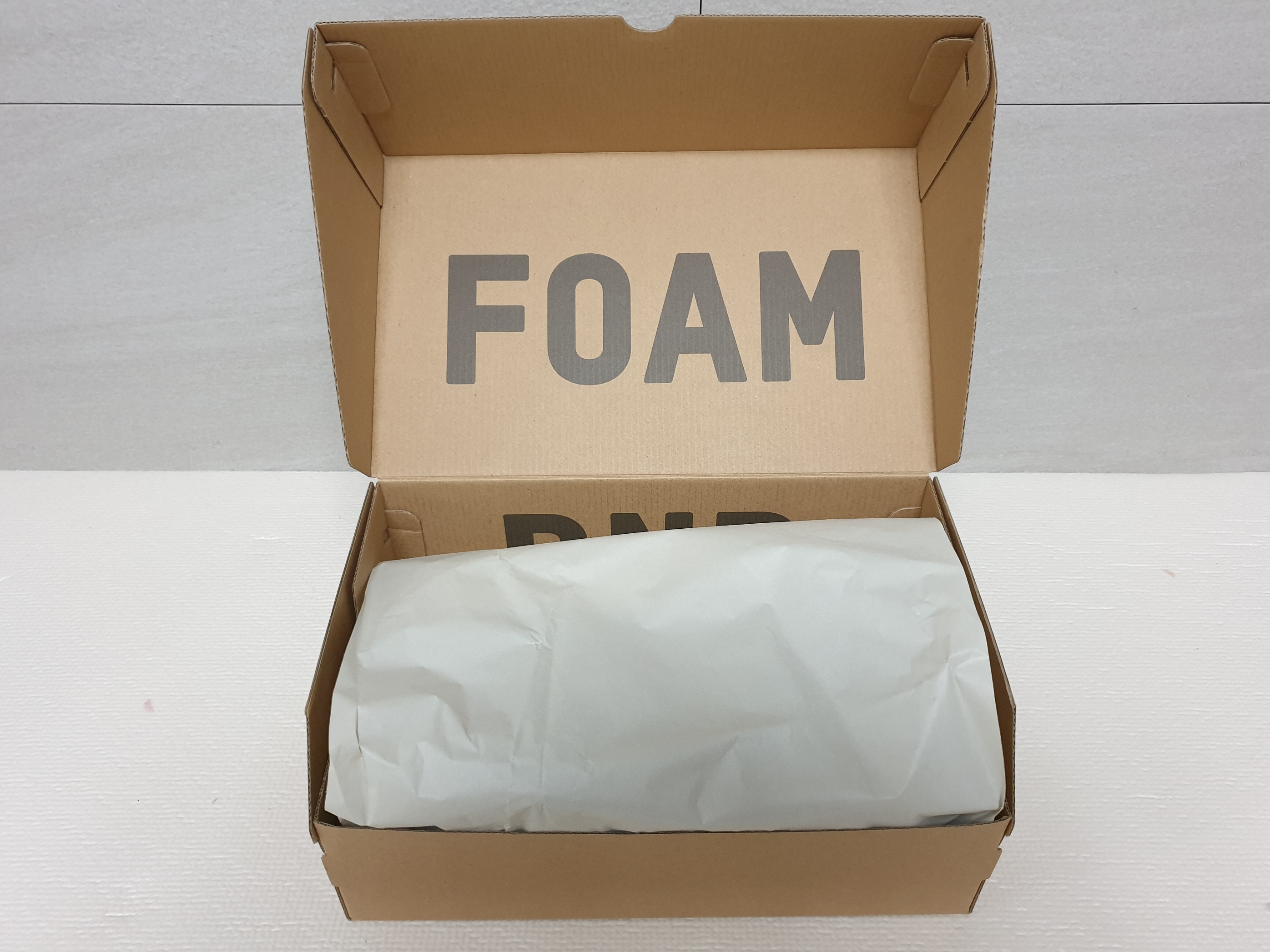 Adidas Yeezy Foam RNNR Stone Sage 착용 스타일 - 5
