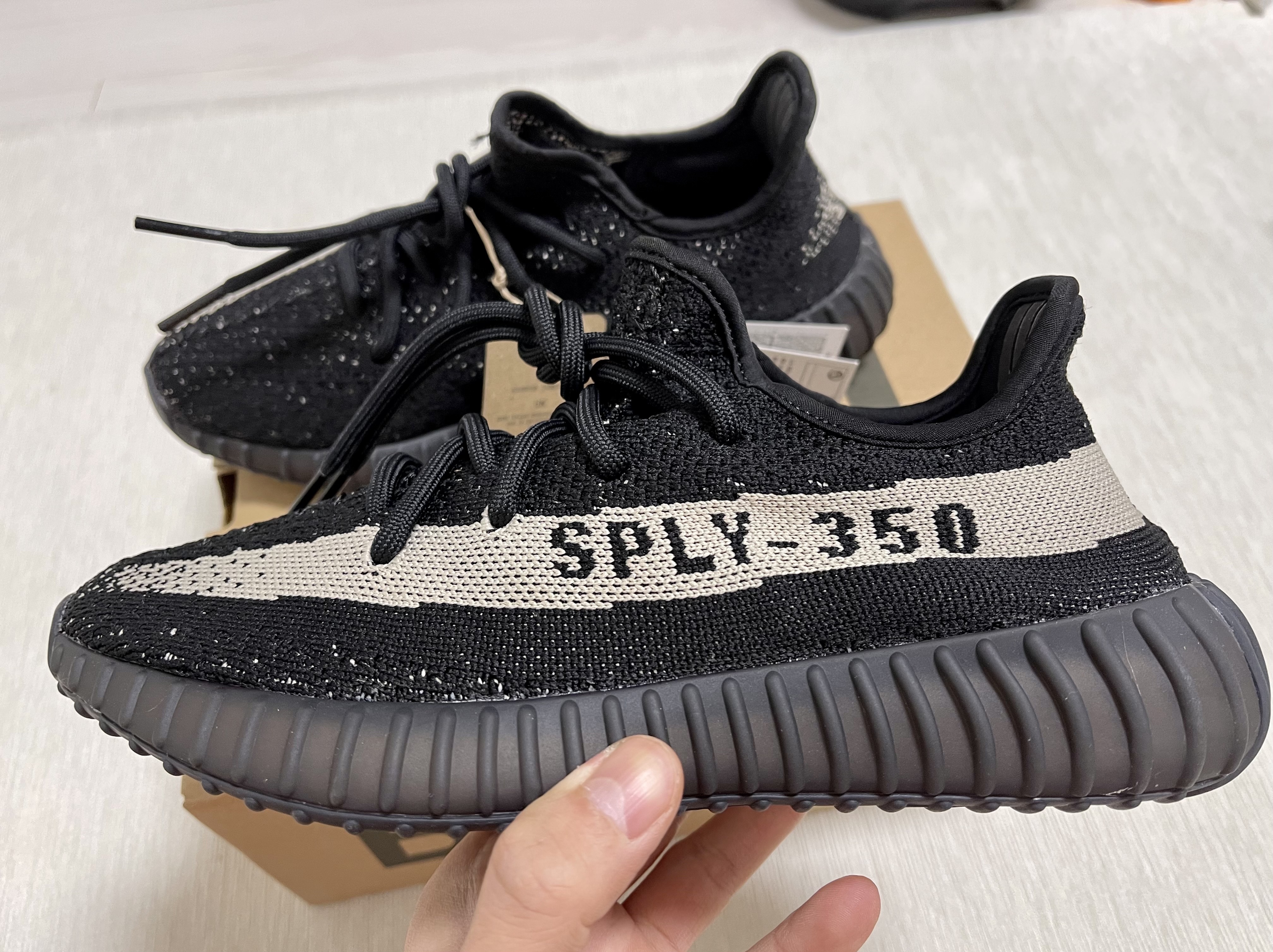 Adidas Yeezy Boost 350 V2 Core Black White 2022 착용 스타일 - 1