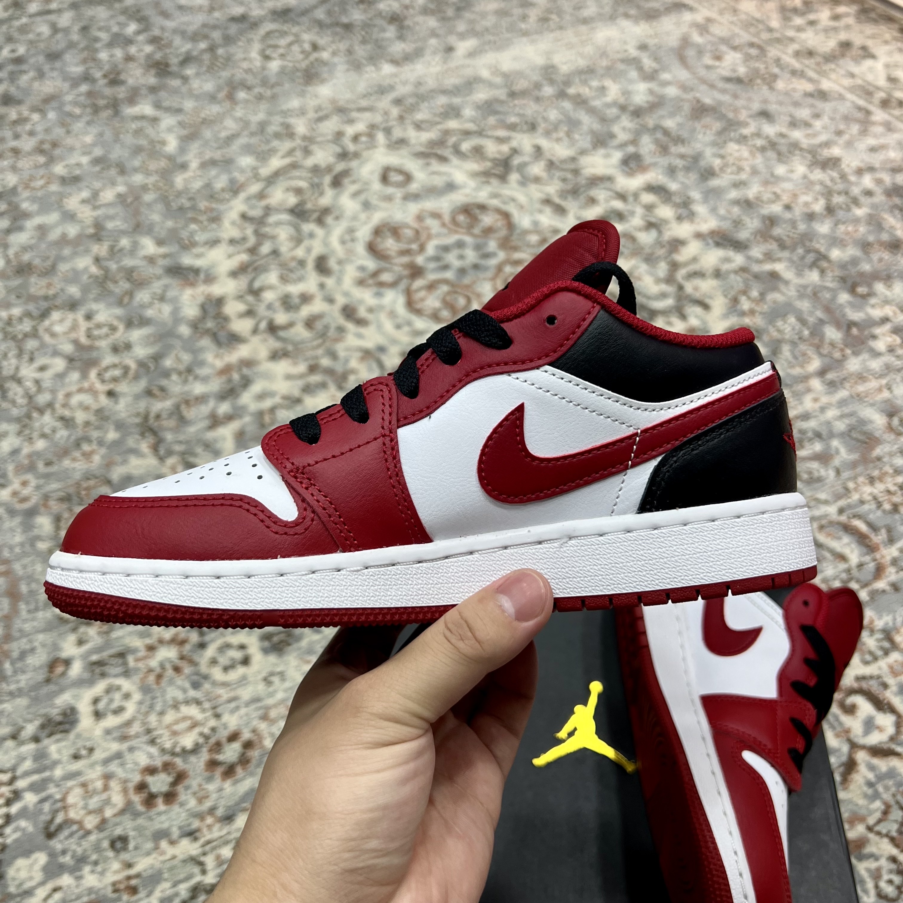 (GS) Jordan 1 Low White Gym Red Black 착용 스타일 - 1