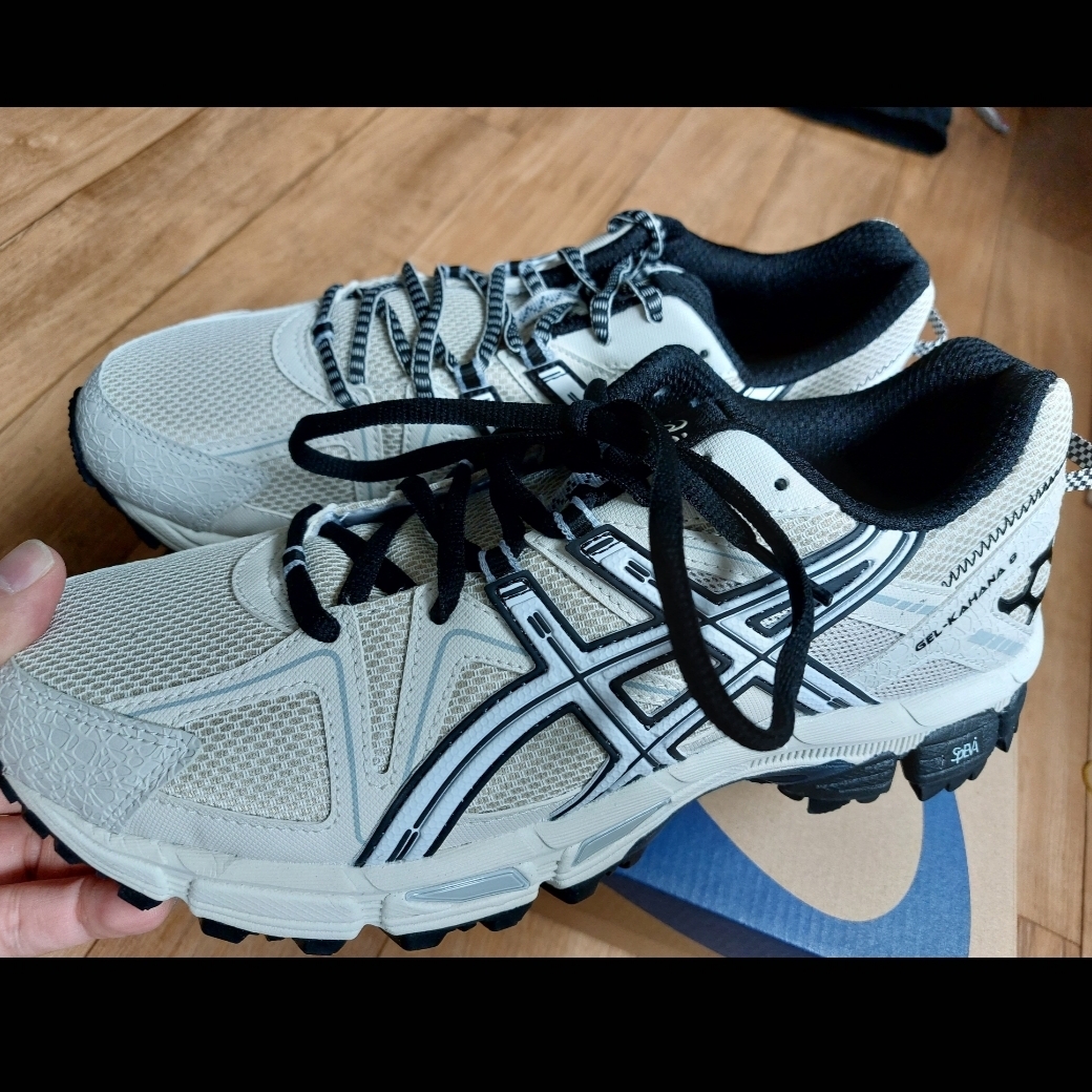Asics x I4P Gel-1130 Mink Glacier Grey, Asics Gel-Kahana 8 Khaki 착용 스타일 - 3