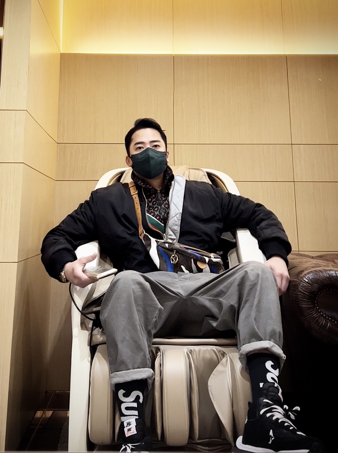 Supreme Bleed Logo S/S Top White - 20FW, Supreme x Jean Paul Gaultier Reversible Backpack MA-1 Silver - 19SS 착용 스타일 - 1
