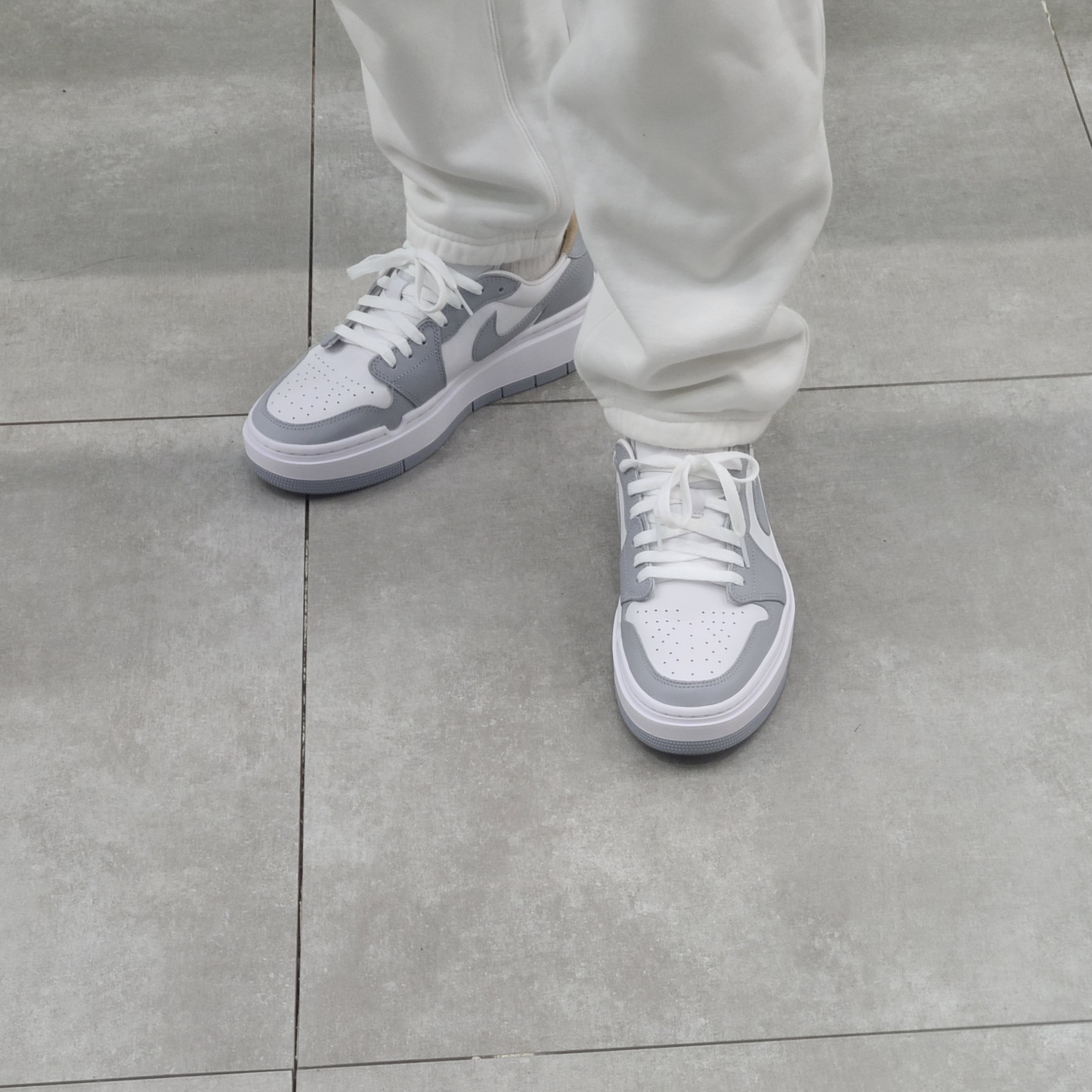 (W) Jordan 1 Elevate Low White and Wolf Grey, Nike NRG Solo Swoosh Fleece Pants Summit White - Asia 착용 스타일 - 1