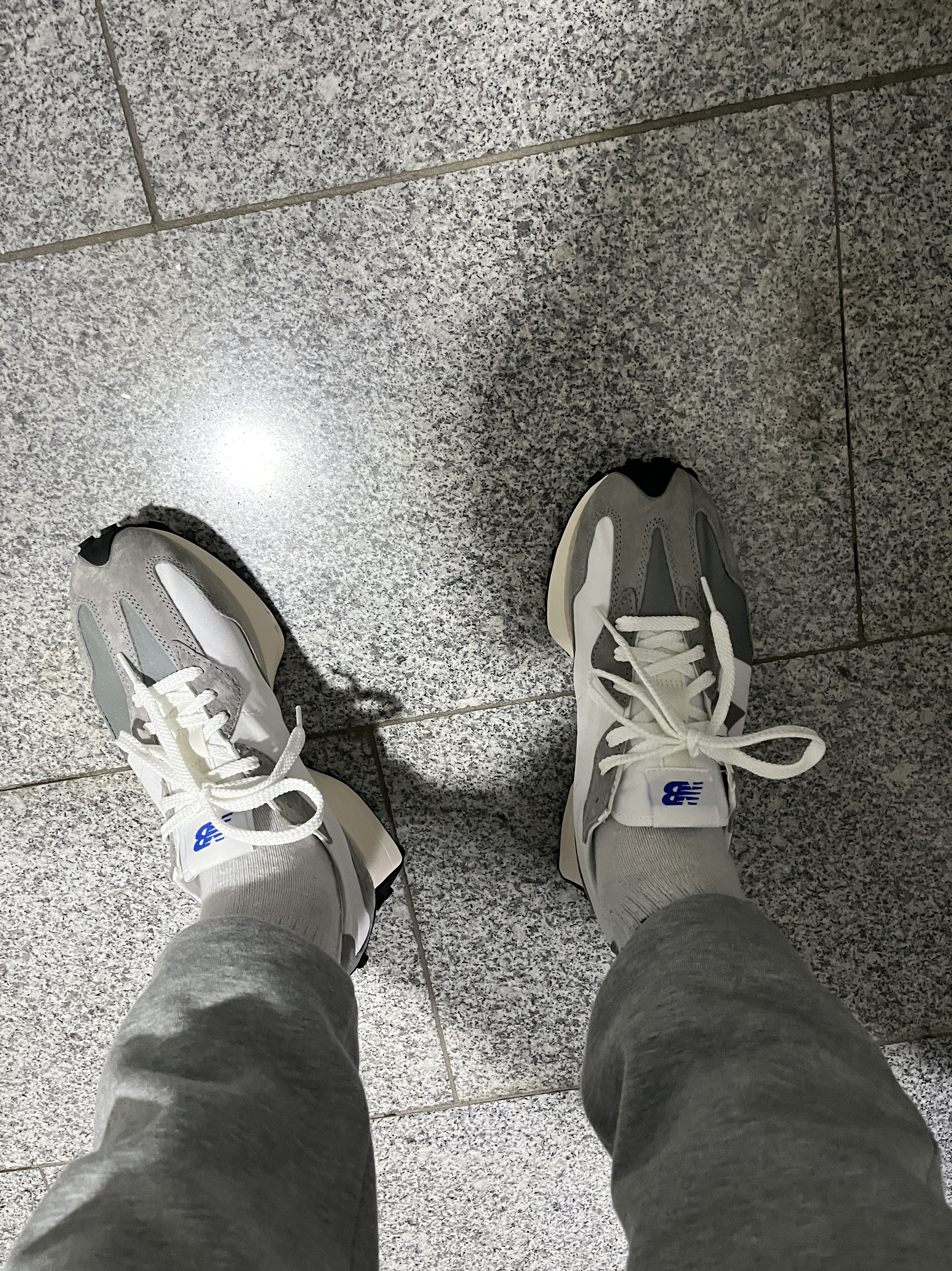 New Balance 327 Grey 착용 스타일 - 1