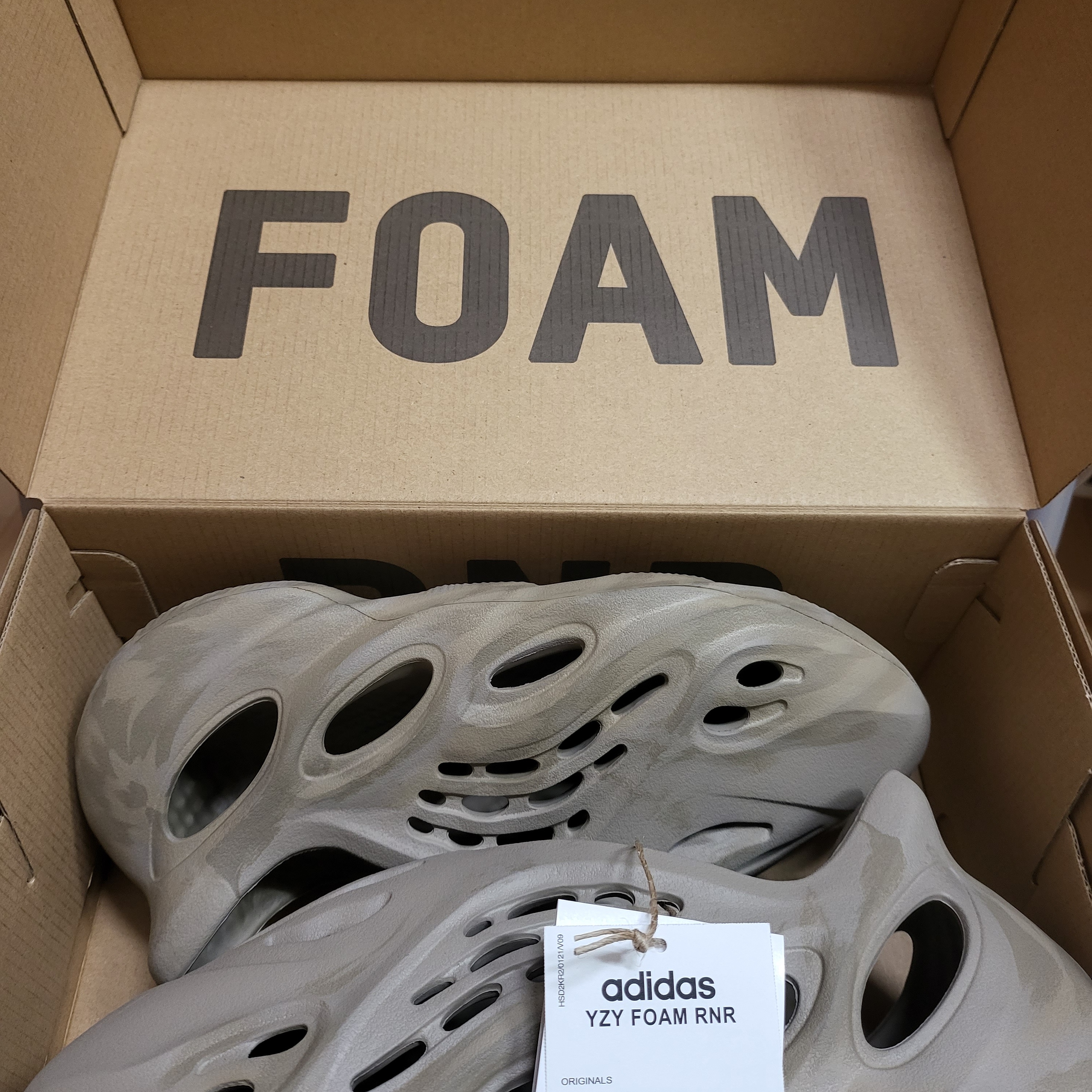 Adidas Yeezy Foam RNNR Stone Sage 착용 스타일 - 2