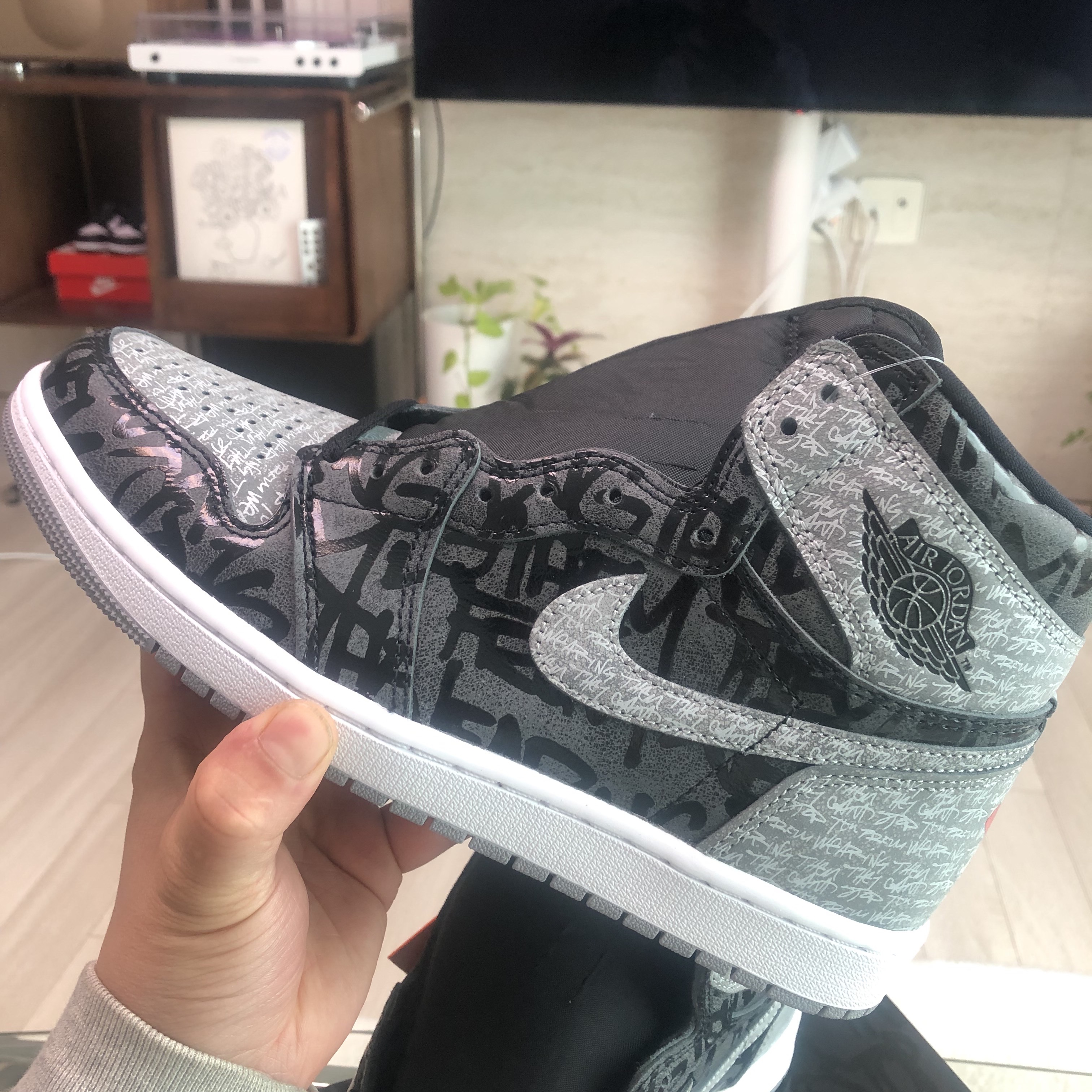 Jordan 1 Retro High OG Rebellionaire 착용 스타일 - 1