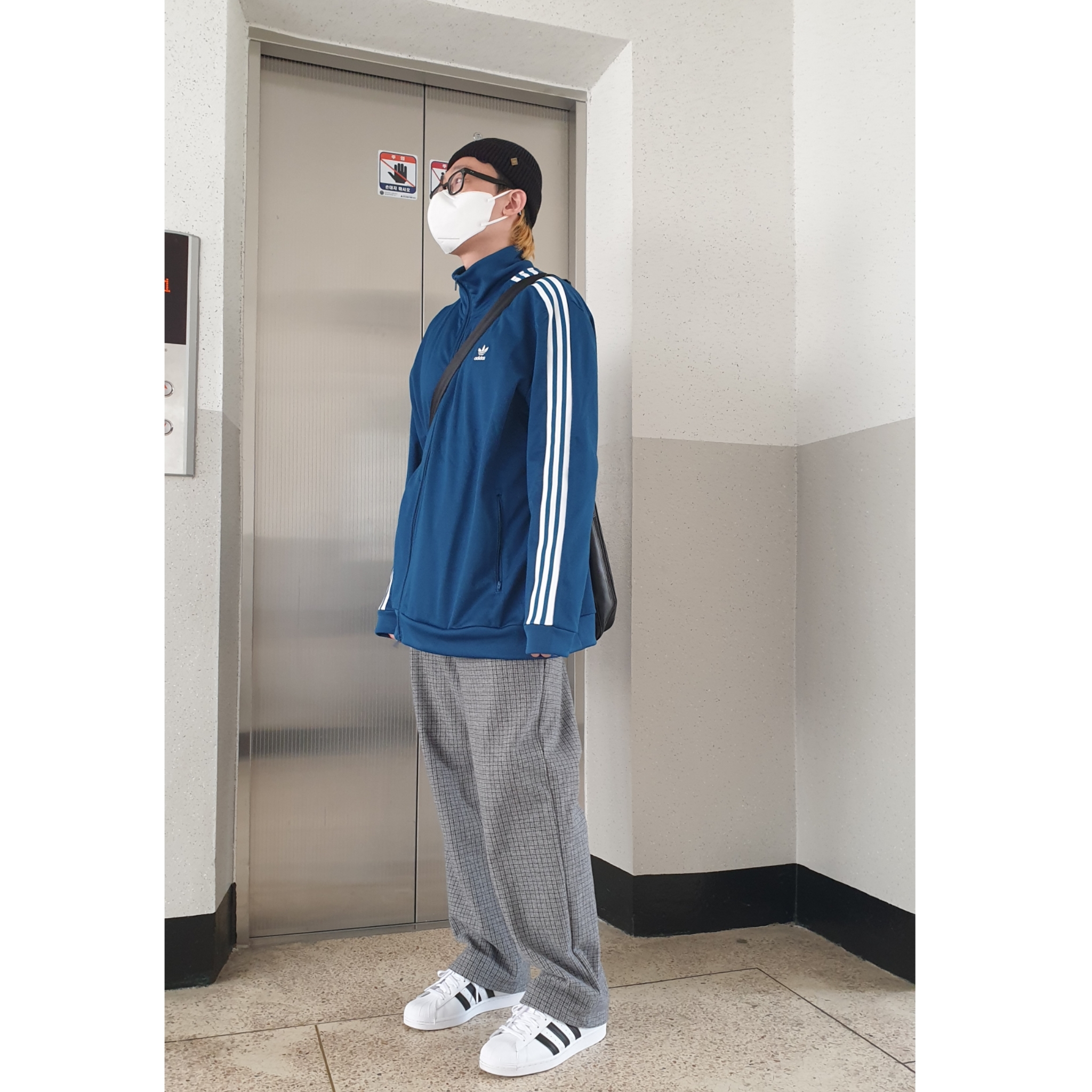 Adidas Superstar White Black 착용 스타일 - 2