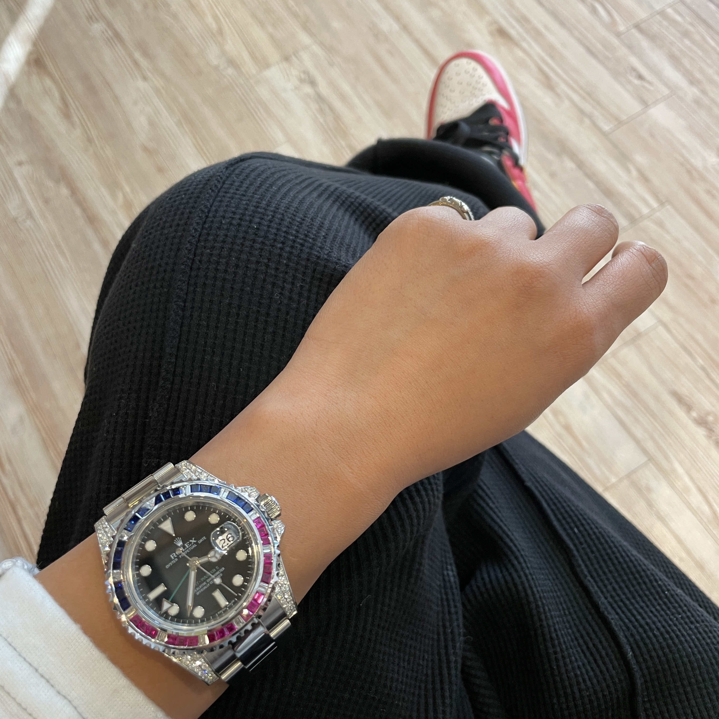 Rolex GMT-Master II 40mm 126710BLRO Black Jubilee, Jordan 1 Retro High OG Light Fusion Red 착용 스타일 - 1
