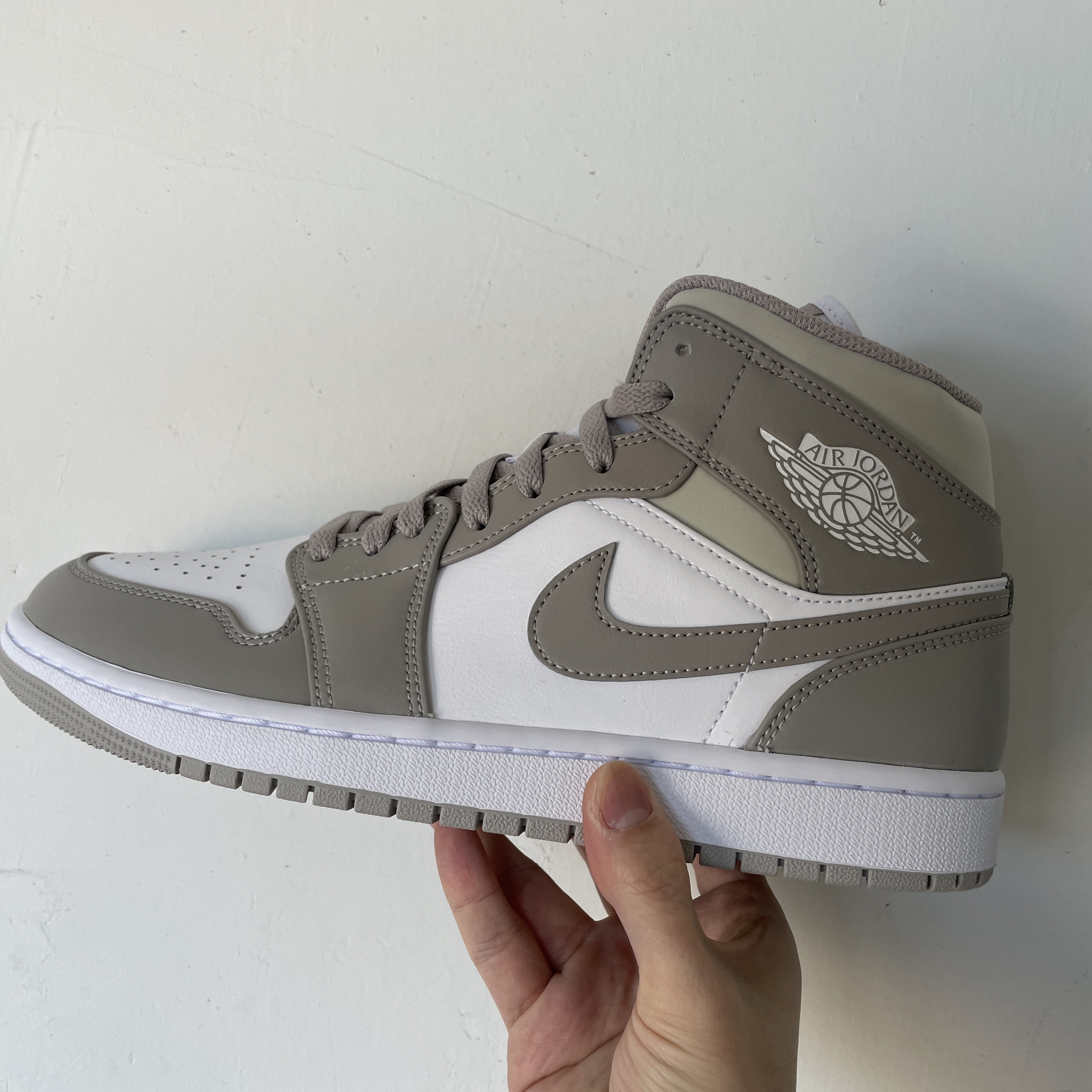 Jordan 1 Mid College Grey 착용 스타일 - 1
