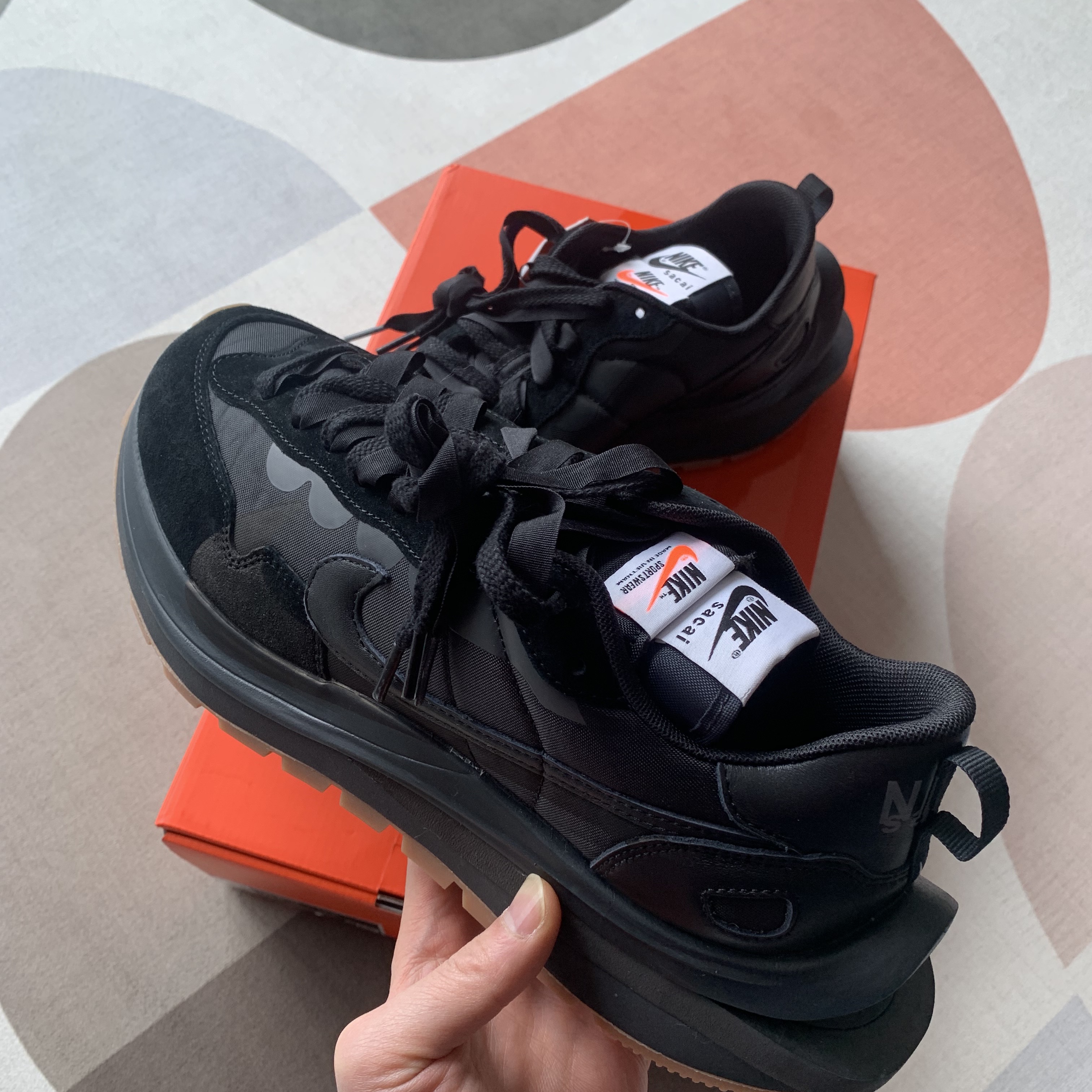 Nike x Sacai VaporWaffle Black and Gum 착용 스타일 - 3