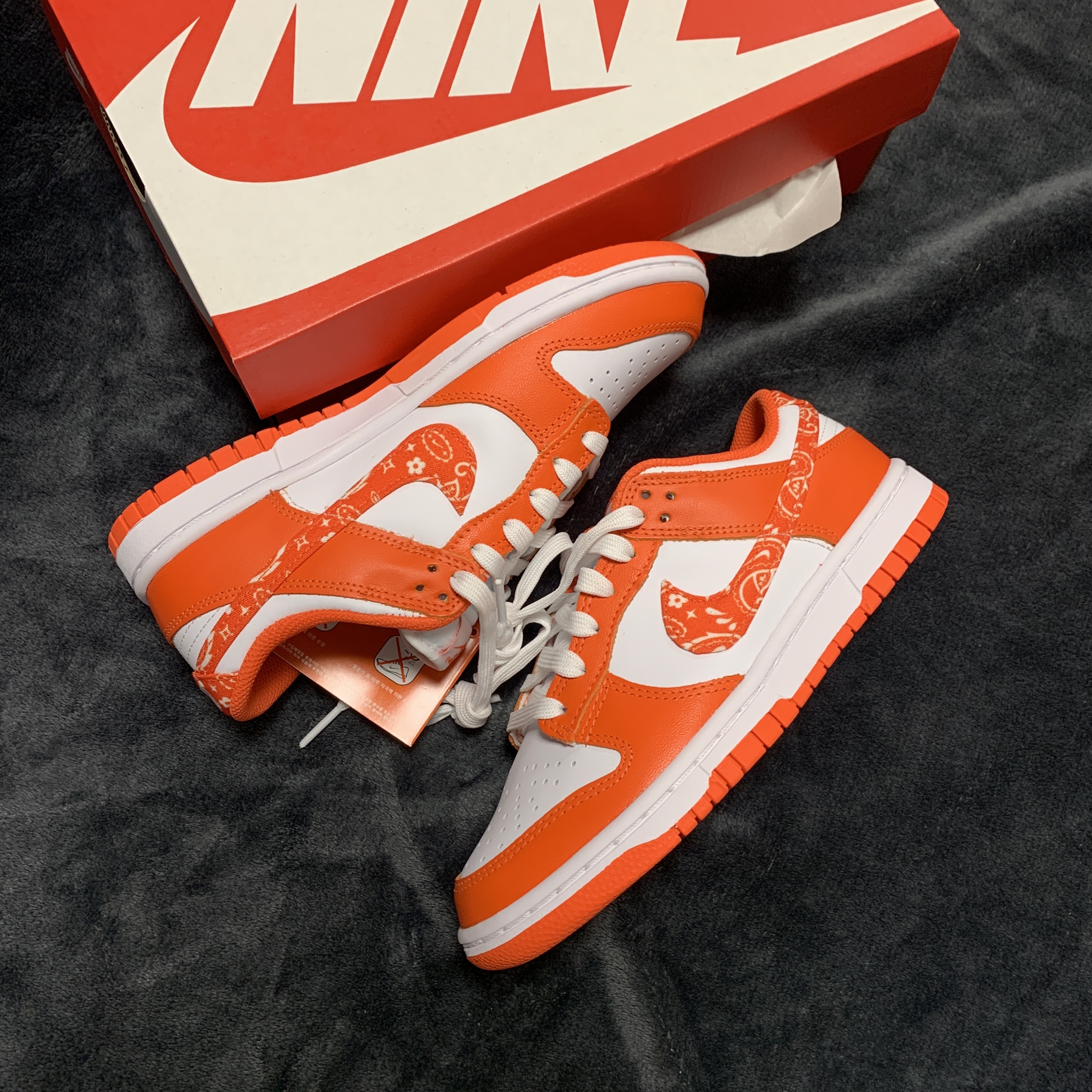 (W) Nike Dunk Low Essential Orange Paisley 착용 스타일