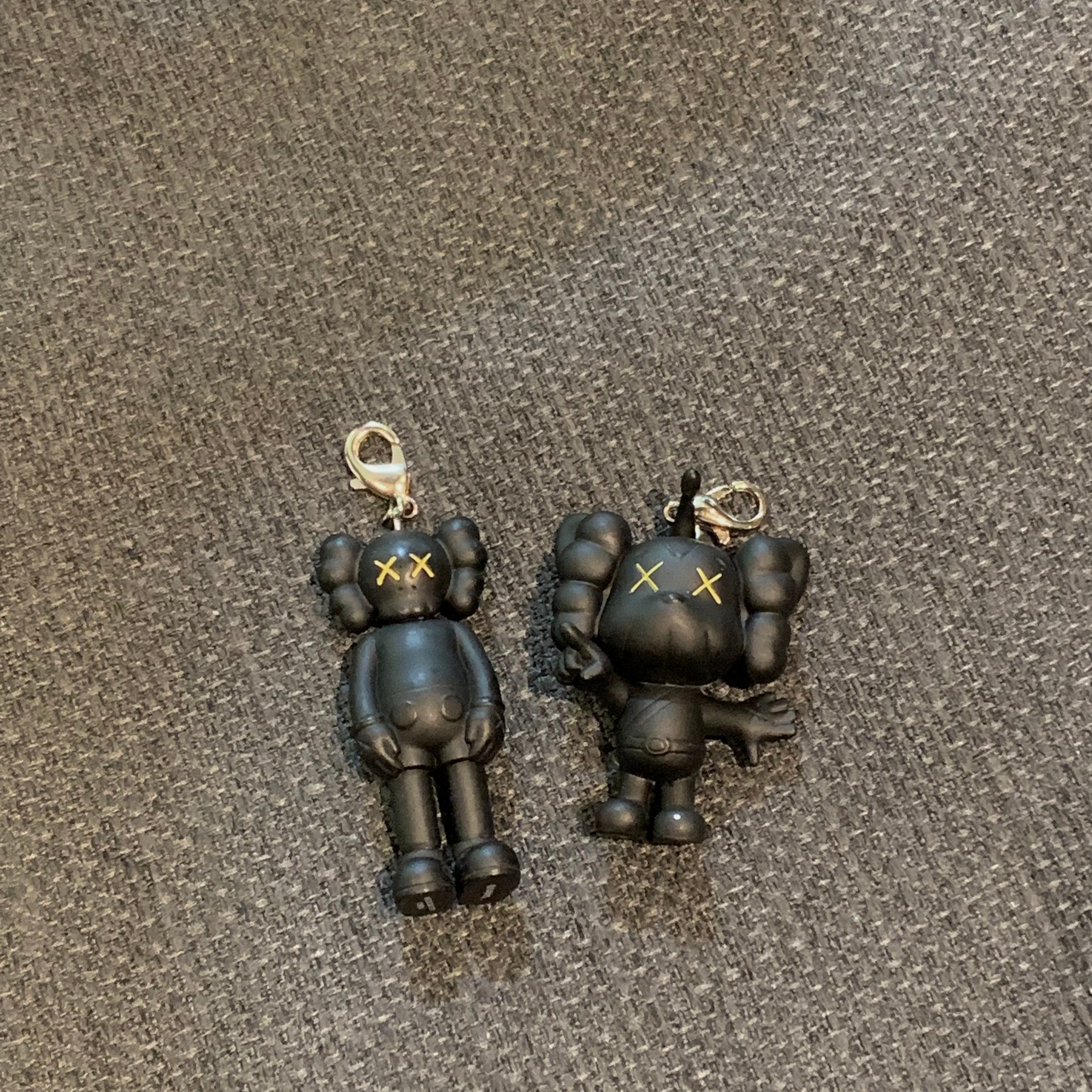 Kaws Tokyo First Companion Keychain Black, Kaws Tokyo First JPP Keychain Black 착용 스타일