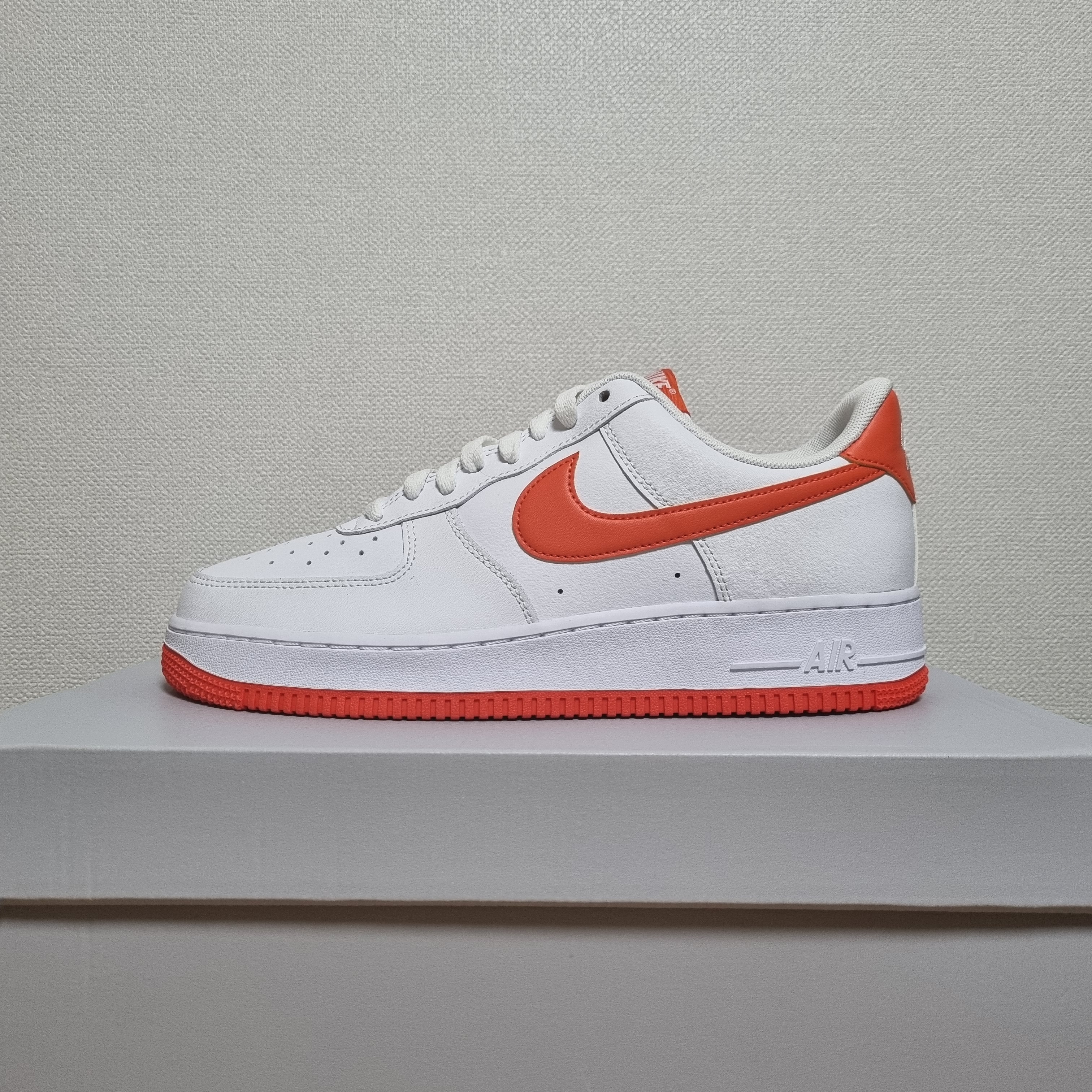 Nike Air Force 1 '07 Low White Team Orange 착용 스타일 - 1