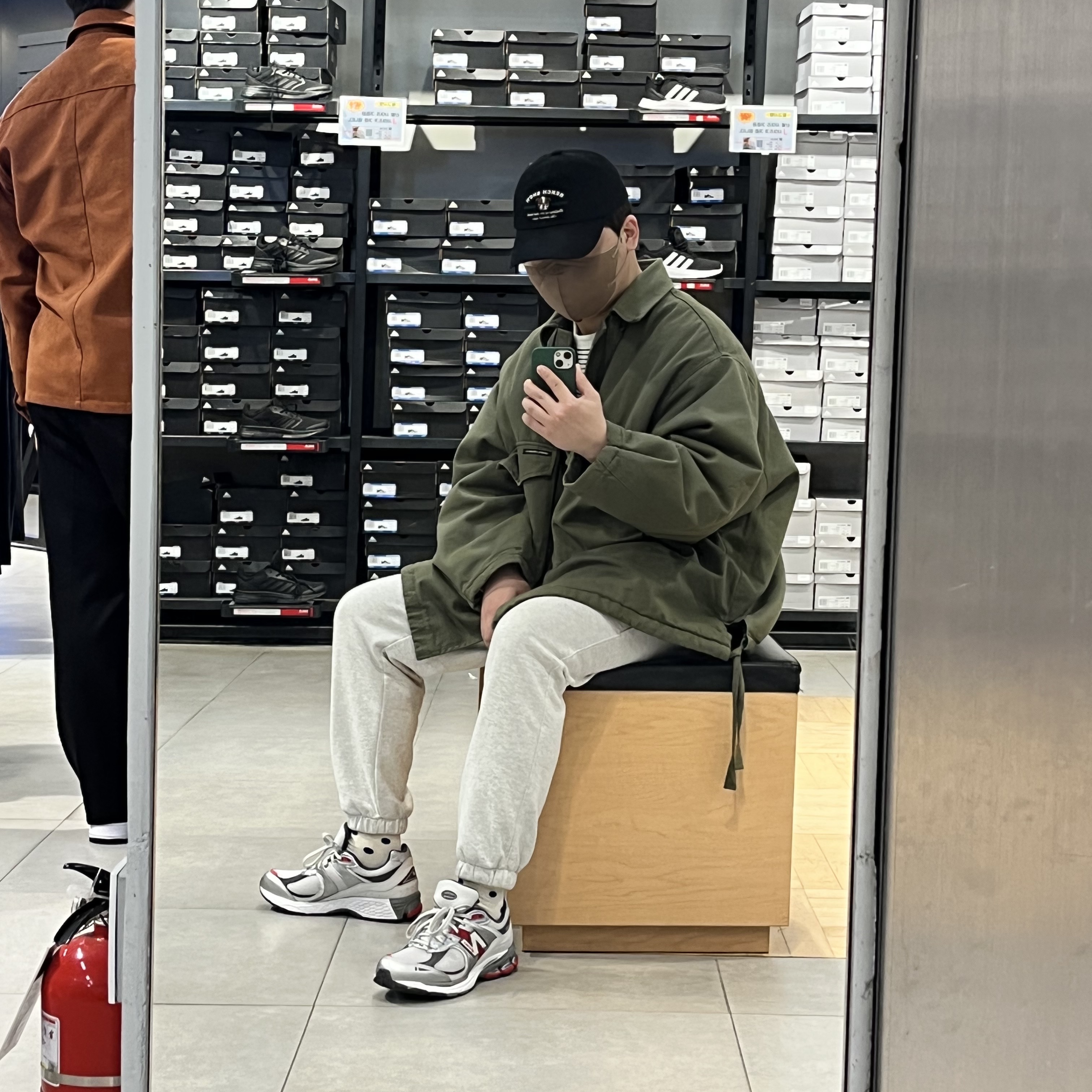 New Balance 2002R Silver Metallic 착용 스타일 - 2