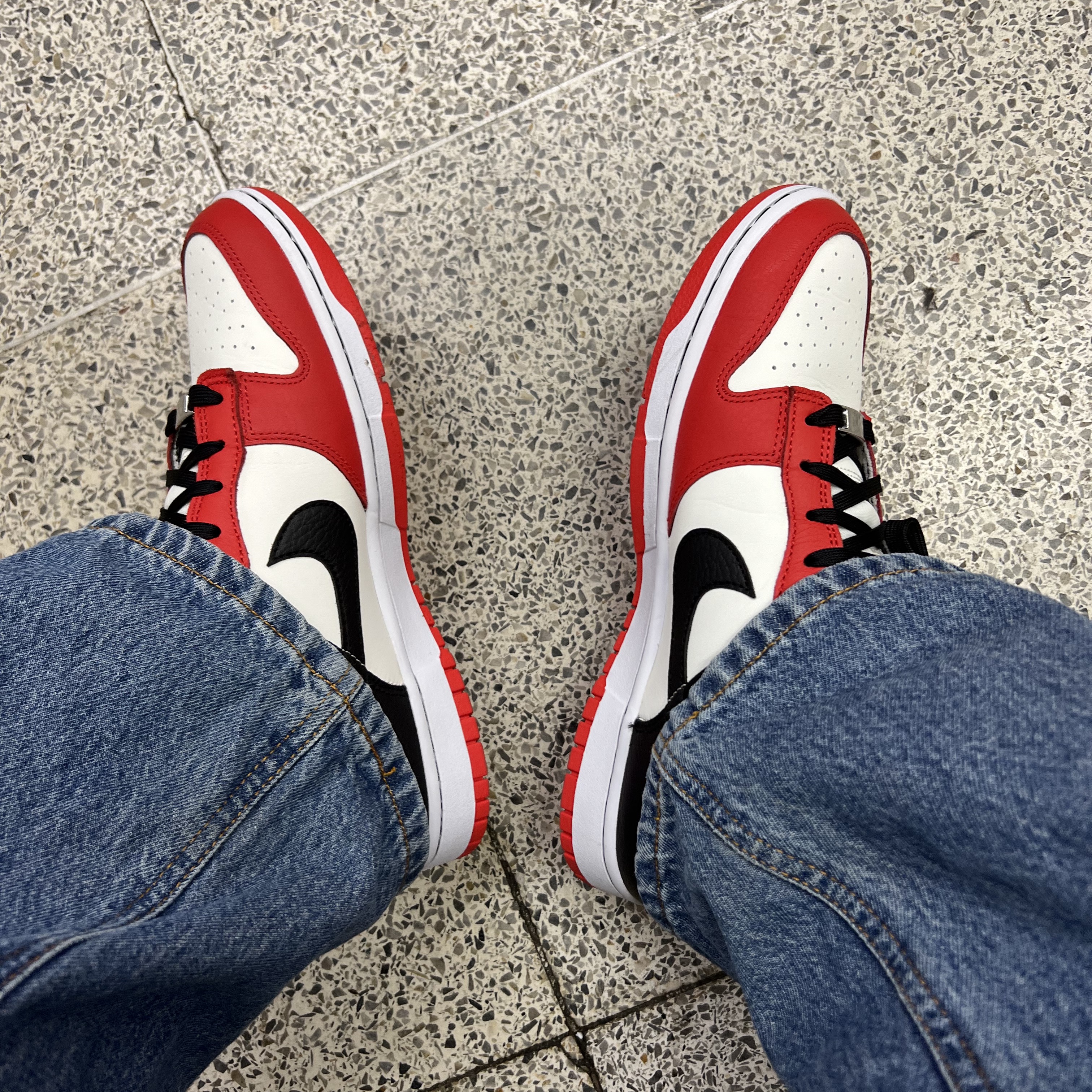 Nike x NBA Dunk Low Retro EMB Black and Chile Red 착용 스타일