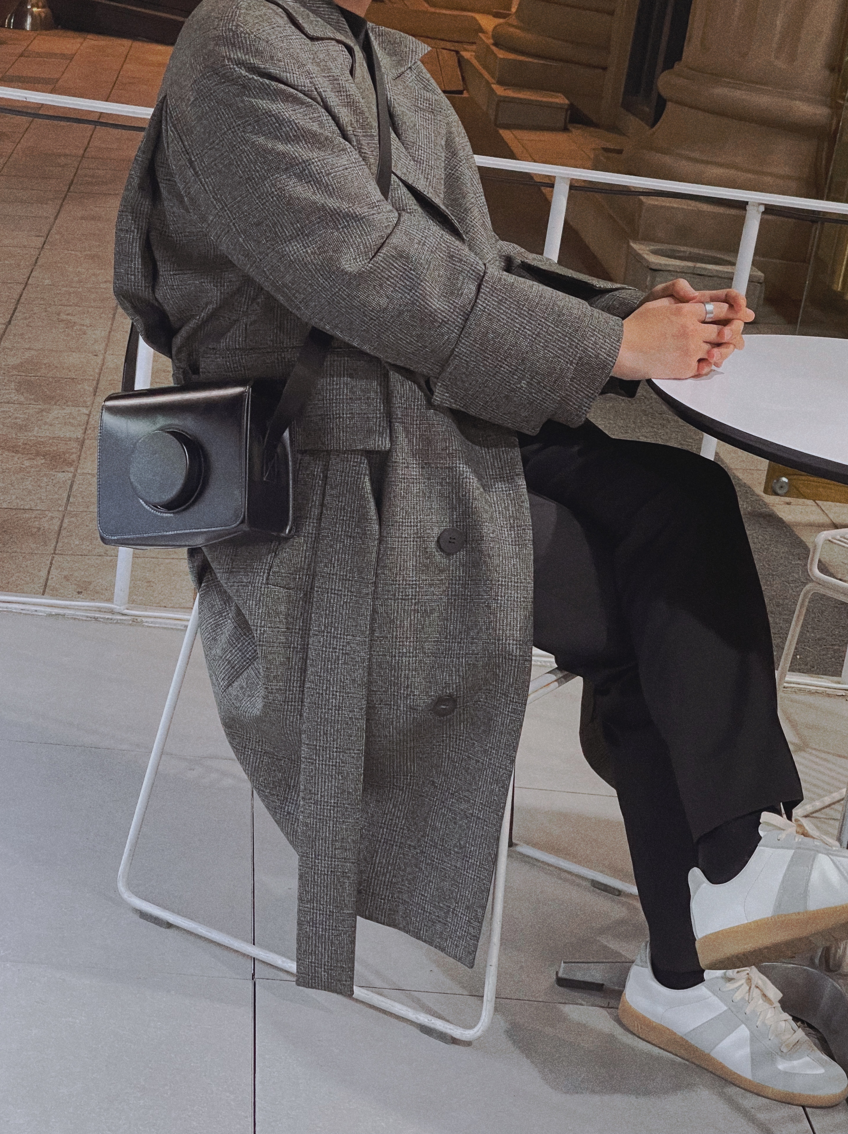 Lemaire Camera Bag Vegetable-Tanned Leather Black 착용 스타일