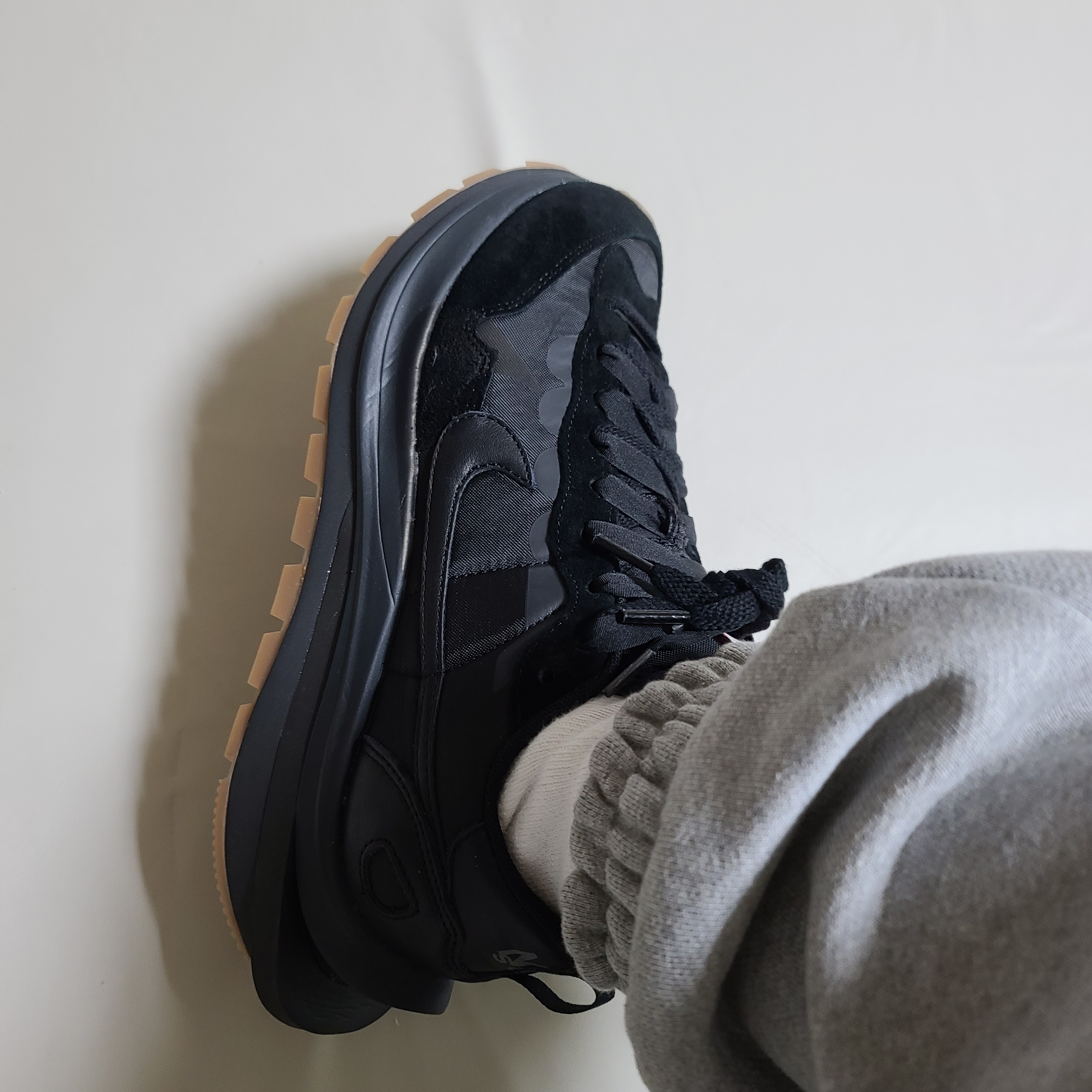 Nike x Sacai VaporWaffle Black and Gum 착용 스타일 - 3