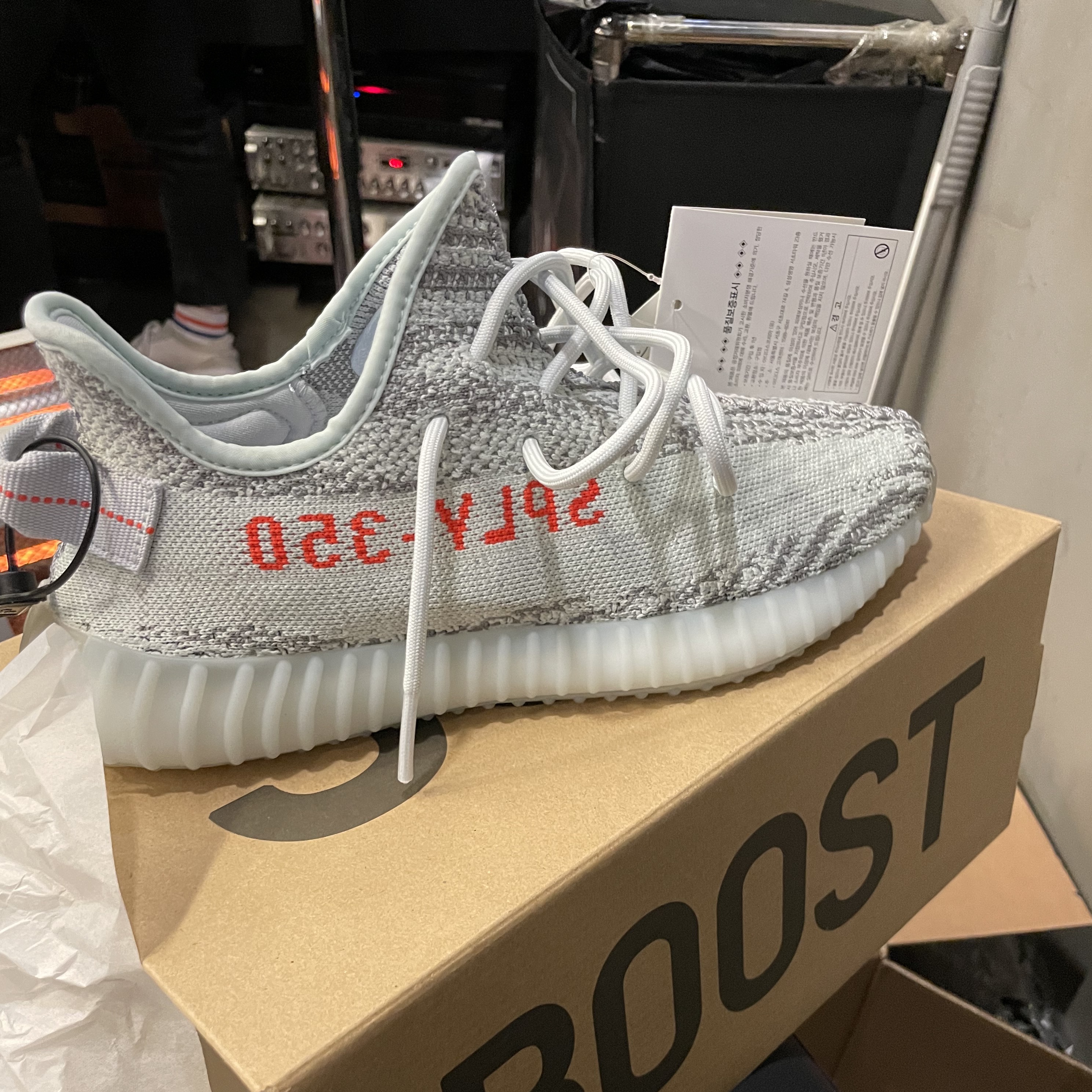 Adidas Yeezy Boost 350 V2 Blue Tint 2017 착용 스타일 - 2