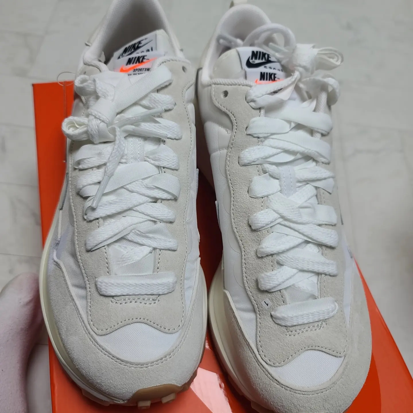 Nike x Sacai VaporWaffle White and Gum 착용 스타일 - 2