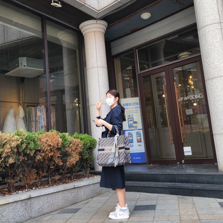 (W) Jordan 1 Zoom Air CMFT Pink Oxford Plum Fog, Dior Large Book Tote Blue Dior Oblique Embroidery 착용 스타일