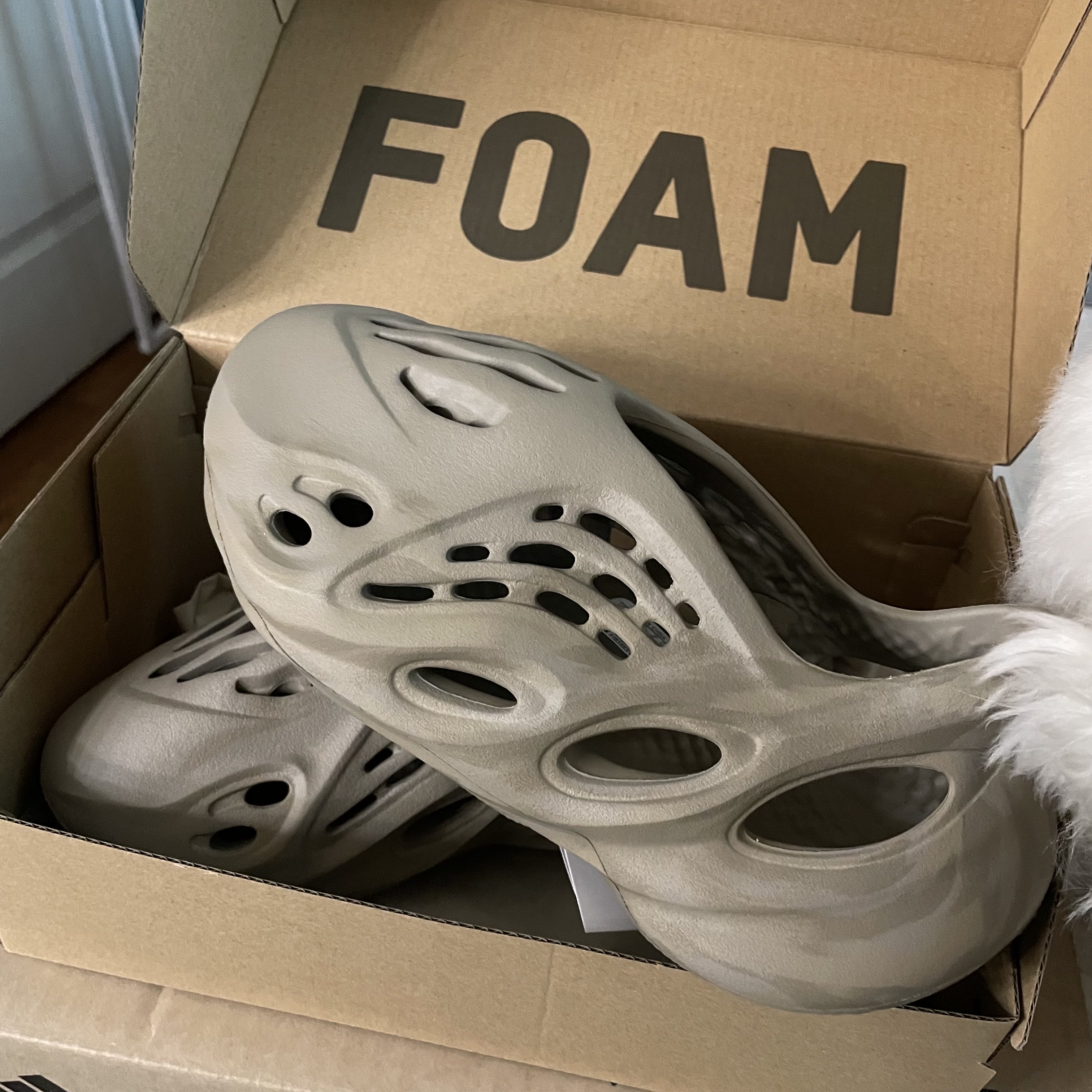 Adidas Yeezy Foam RNNR Stone Sage 착용 스타일 - 3