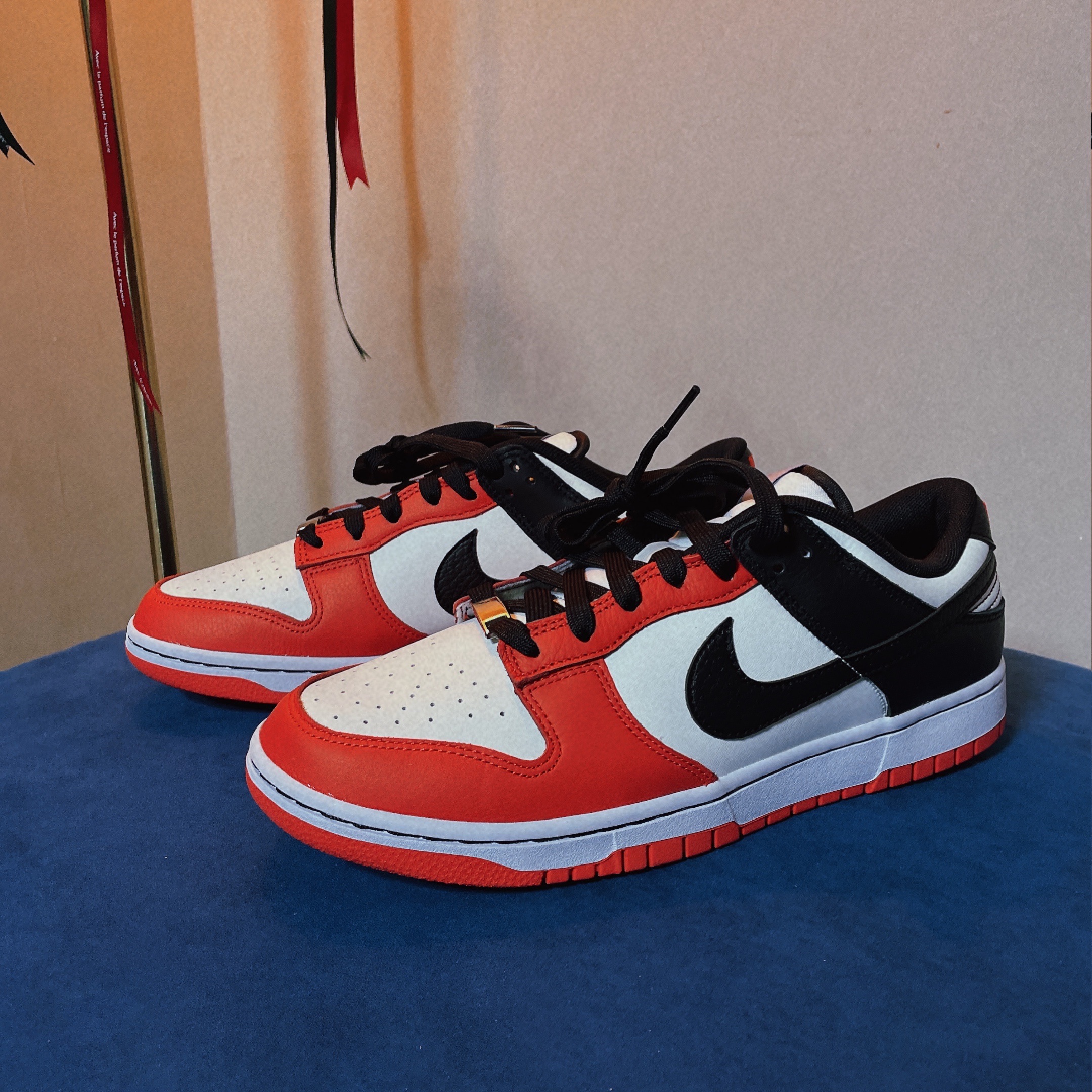 Nike x NBA Dunk Low Retro EMB Black and Chile Red 착용 스타일 - 2