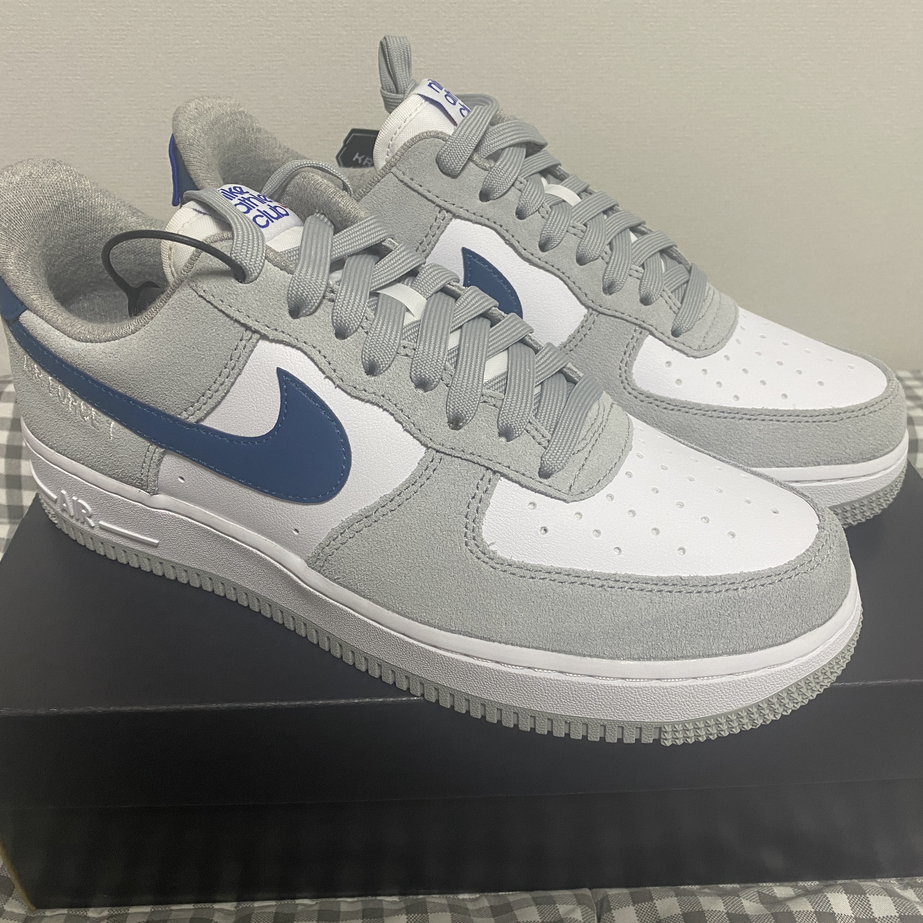 Nike Air Force 1 '07 LV8 Athletic Club Light Smoke Grey Marina 착용 스타일