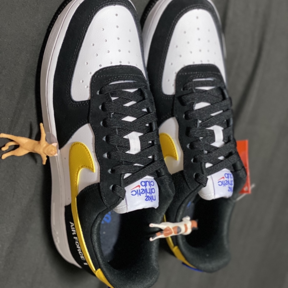 Nike Air Force 1 '07 LV8 Athletic Club Black Dark Sulfur 착용 스타일 - 2