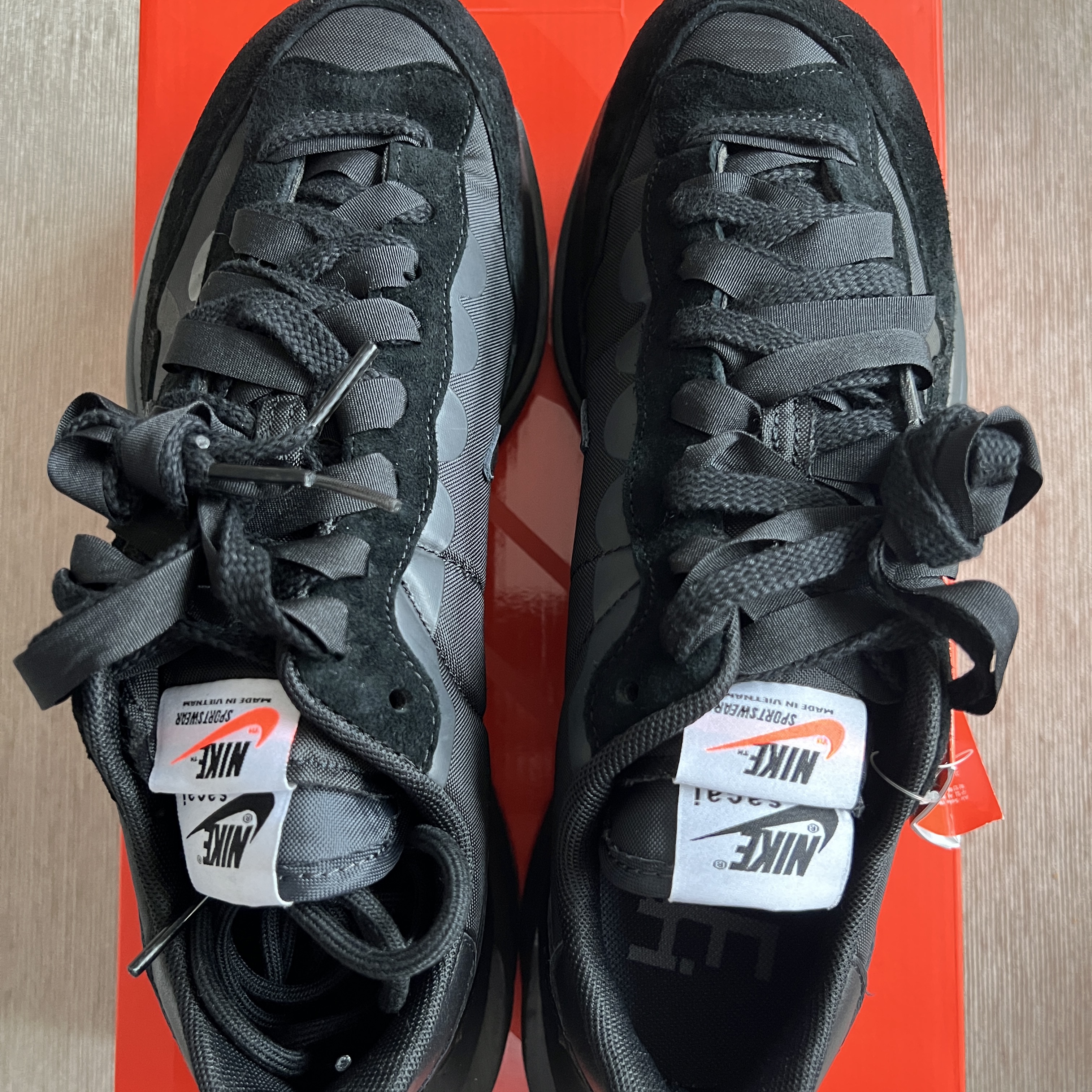 Nike x Sacai VaporWaffle Black and Gum 착용 스타일 - 2