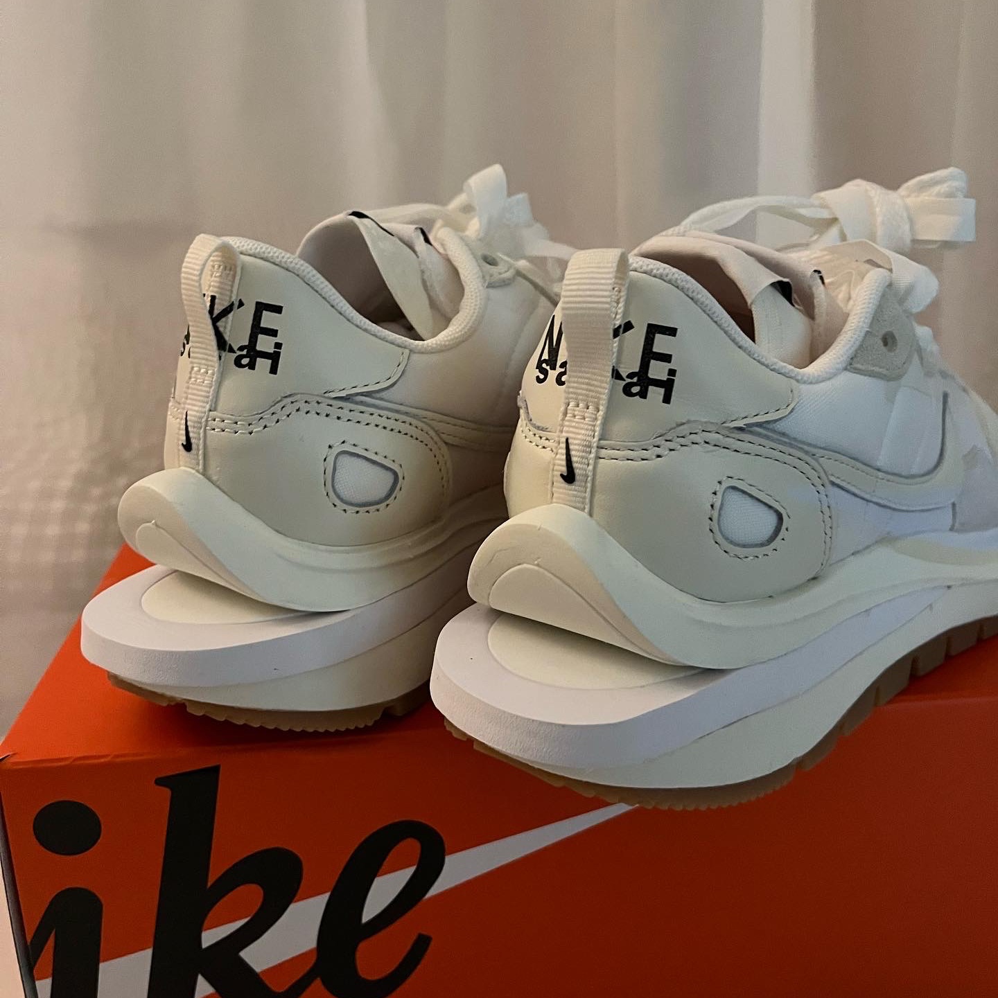 Nike x Sacai VaporWaffle White and Gum 착용 스타일 - 3