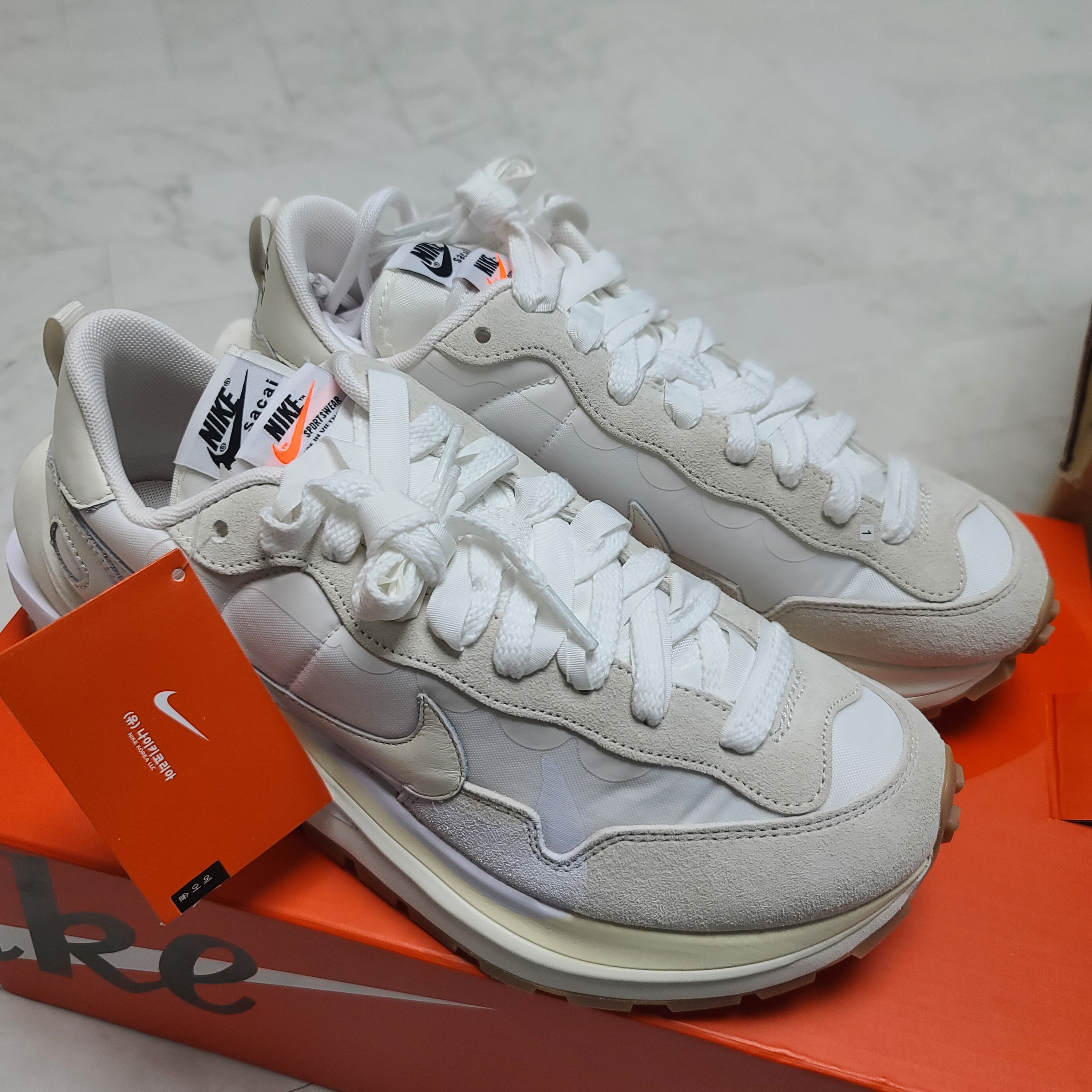 Nike x Sacai VaporWaffle White and Gum 착용 스타일 - 1