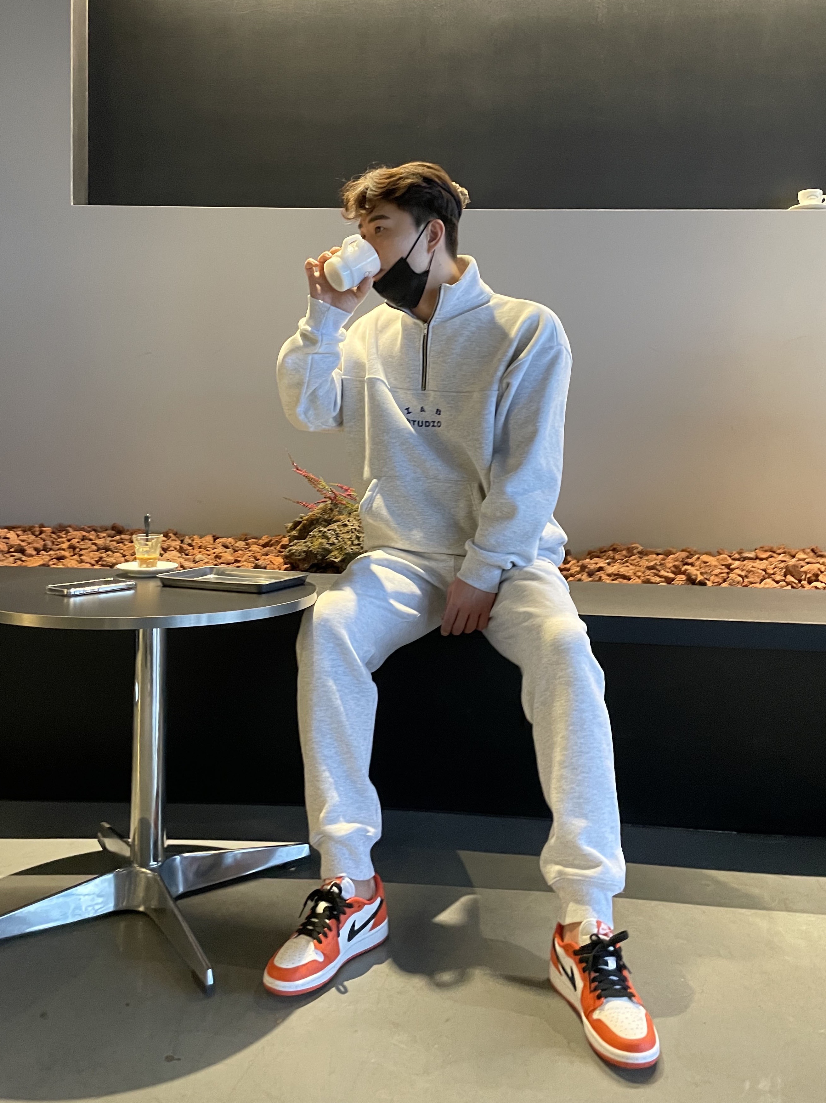 Jordan 1 Low OG Starfish, IAB Studio Half Zip Pullover Light Gray 착용 스타일 - 3