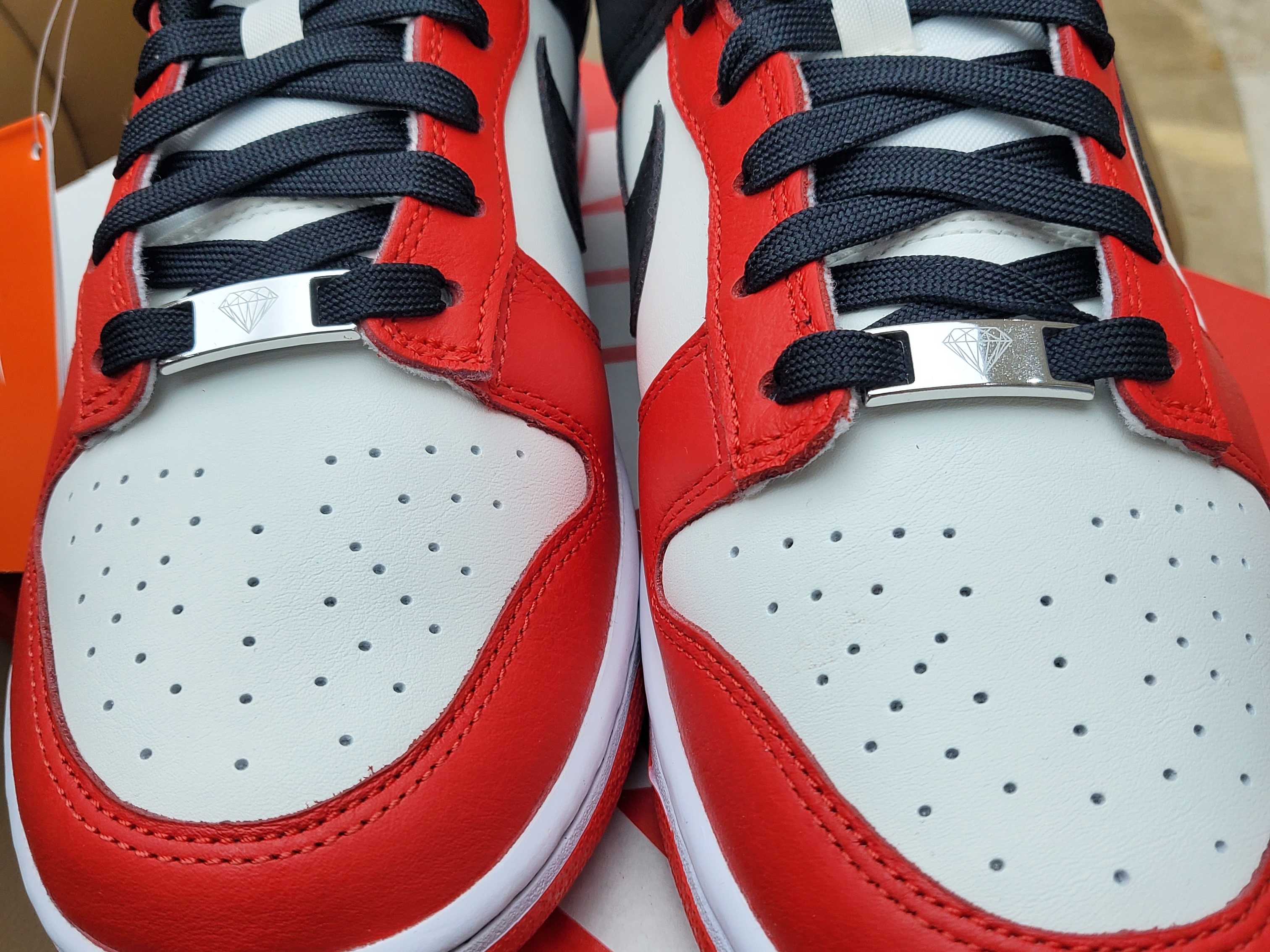 Nike x NBA Dunk Low Retro EMB Black and Chile Red 착용 스타일 - 2