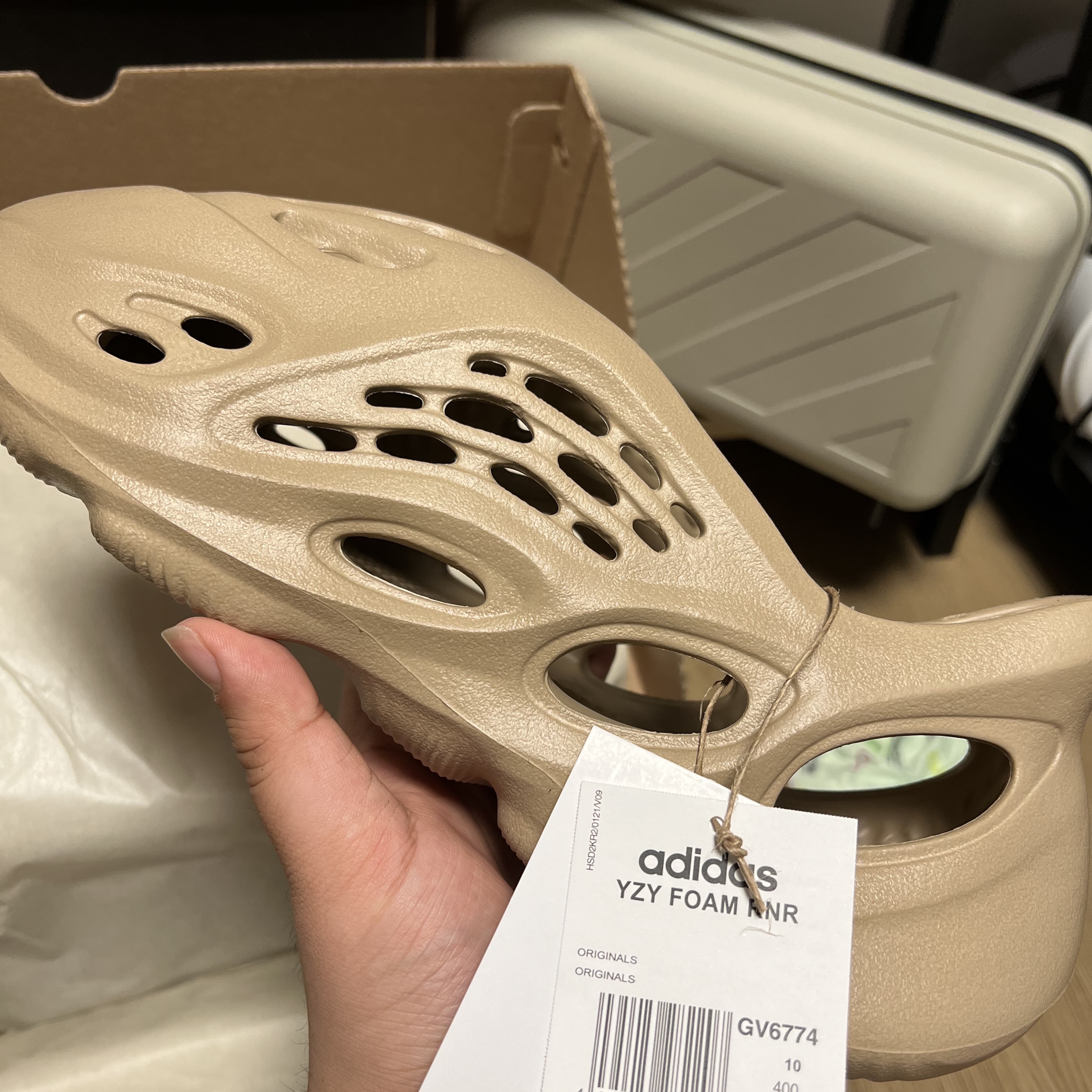 Adidas Yeezy Foam RNNR Mist 착용 스타일