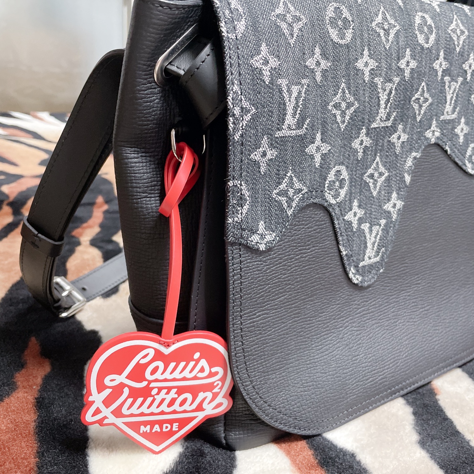 Louis Vuitton x Nigo Besace Tokyo Black Monogram Denim 착용 스타일