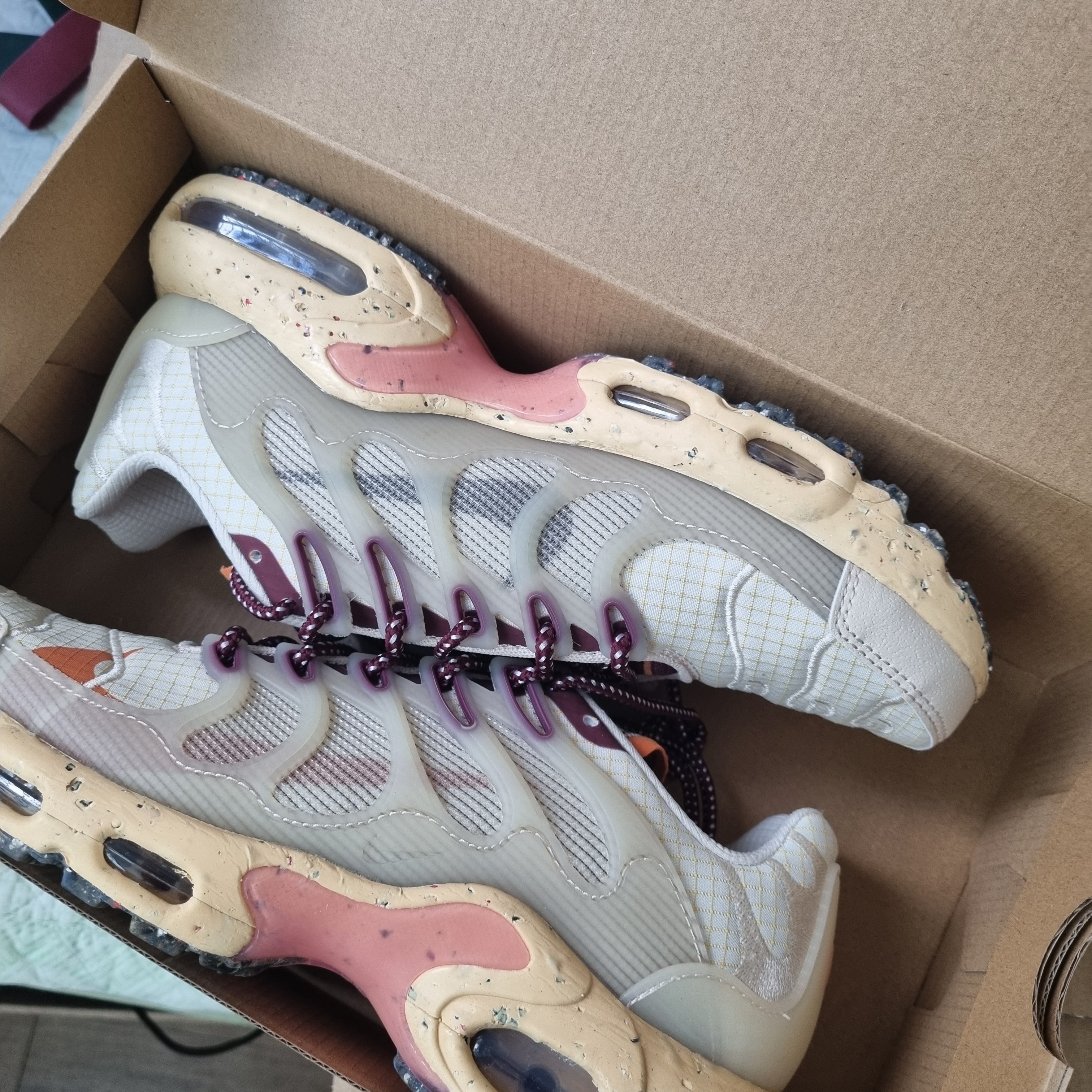 Nike Air VaporMax 2019 SE Black Multi, Nike Air Max Terrascape Plus Pearl White and Dark Beetroot 착용 스타일 - 5