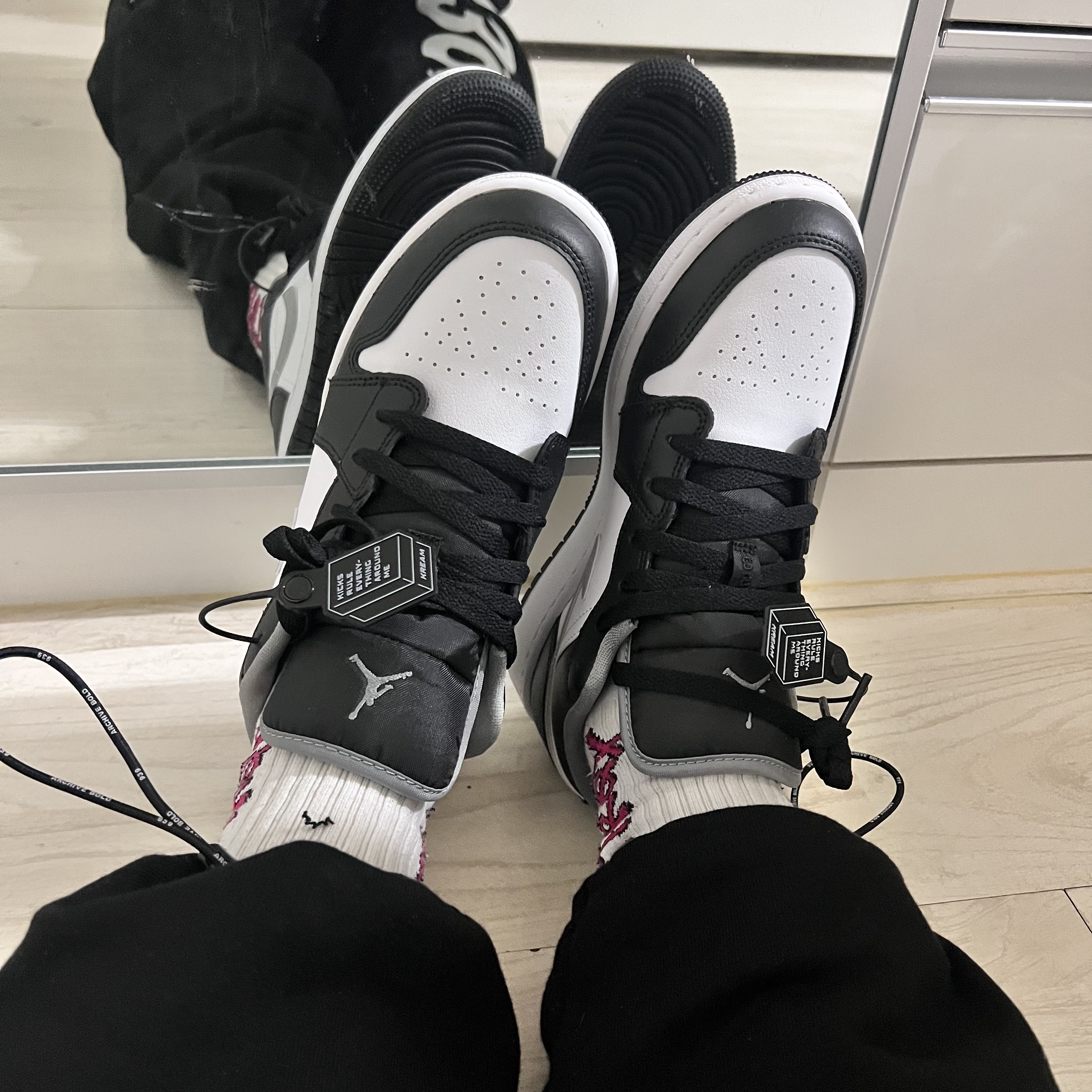 (GS) Jordan 1 Low Black Particle Grey 착용 스타일 - 2