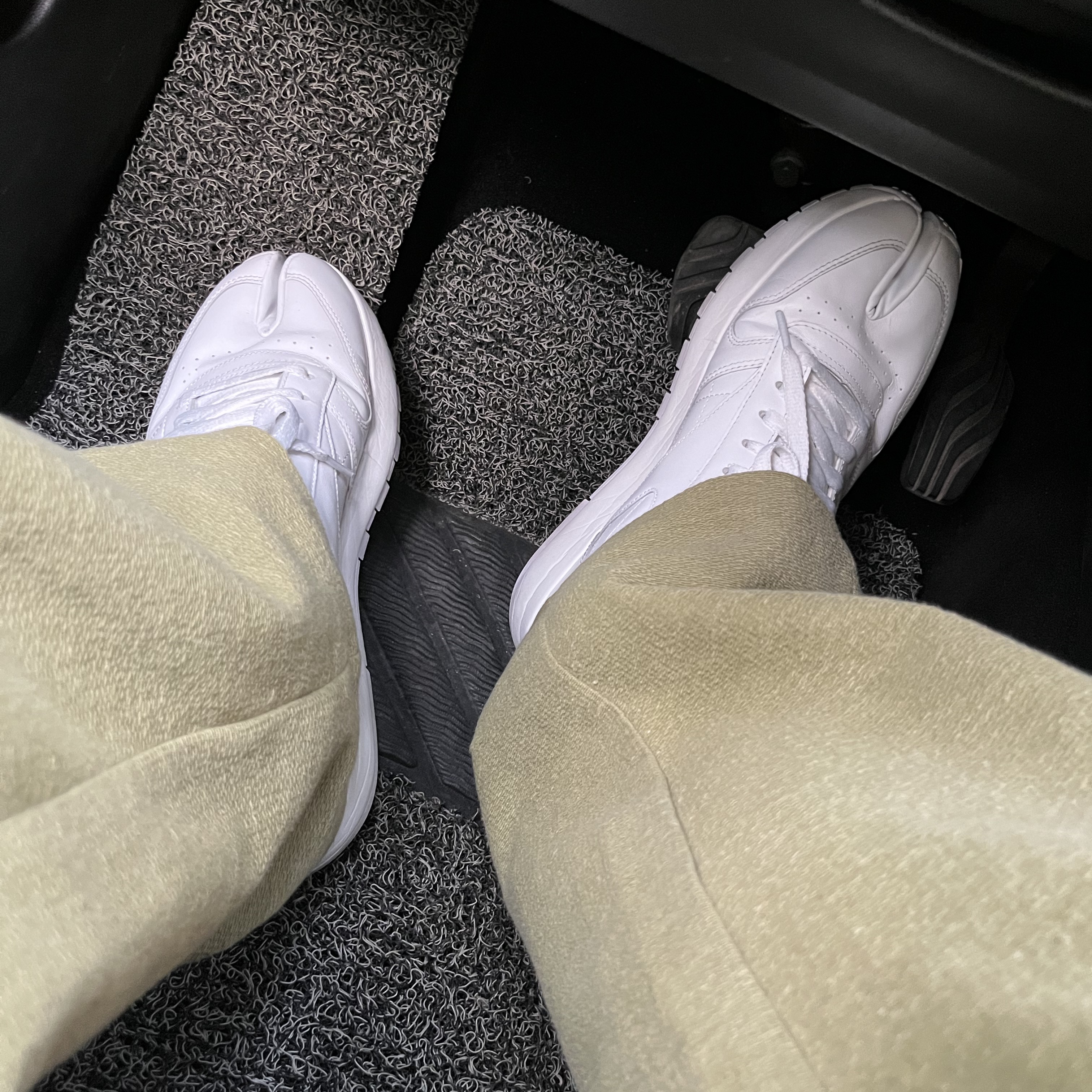Reebok x Maison Margiela Classic Leather Tabi Shoes White 착용 스타일