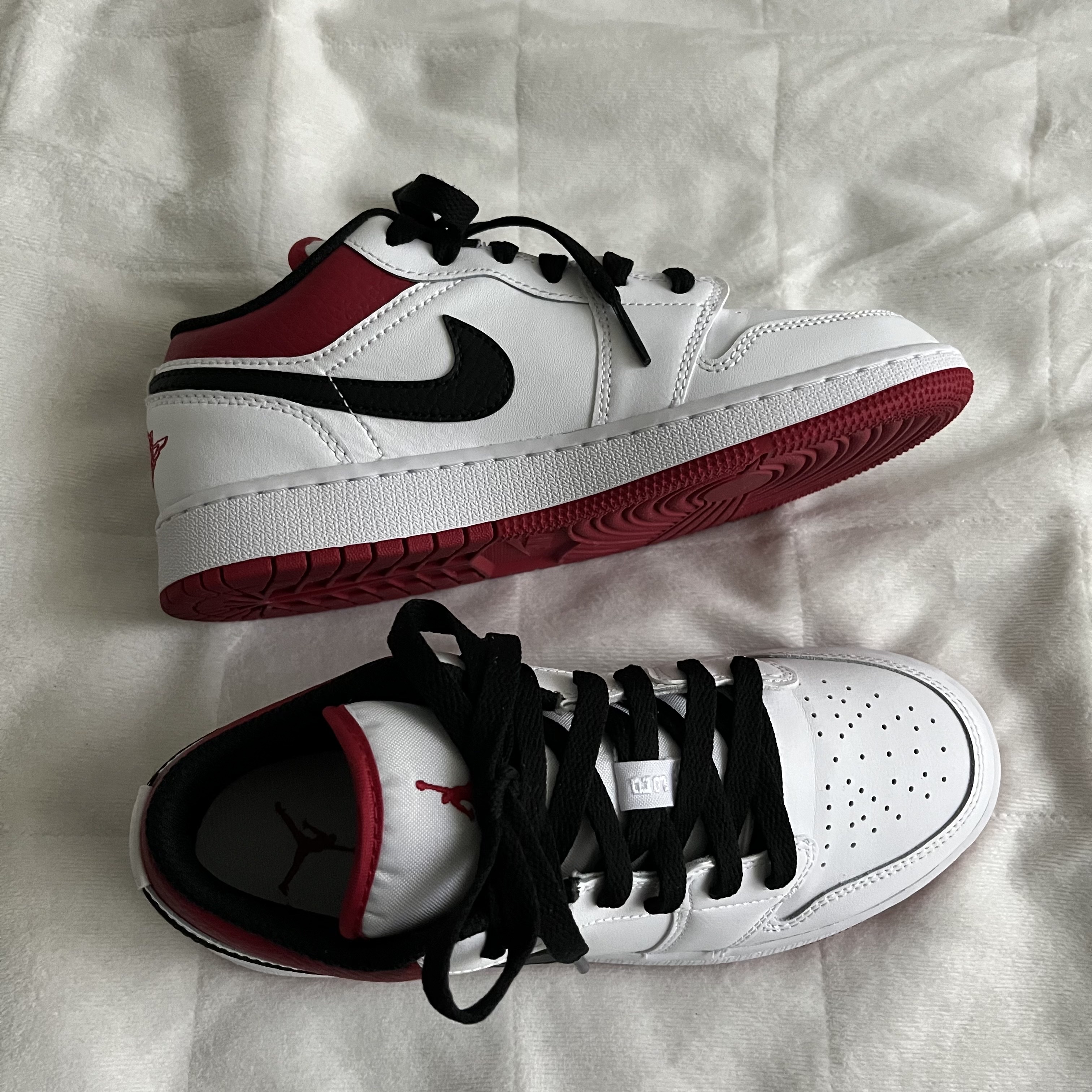(GS) Jordan 1 Low White Red Black 착용 스타일 - 1
