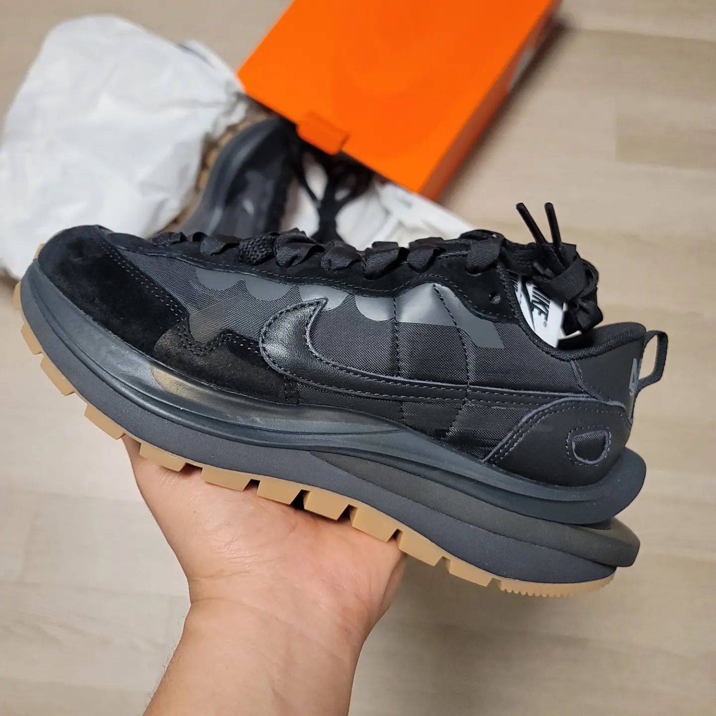 Nike x Sacai VaporWaffle Black and Gum 착용 스타일 - 3