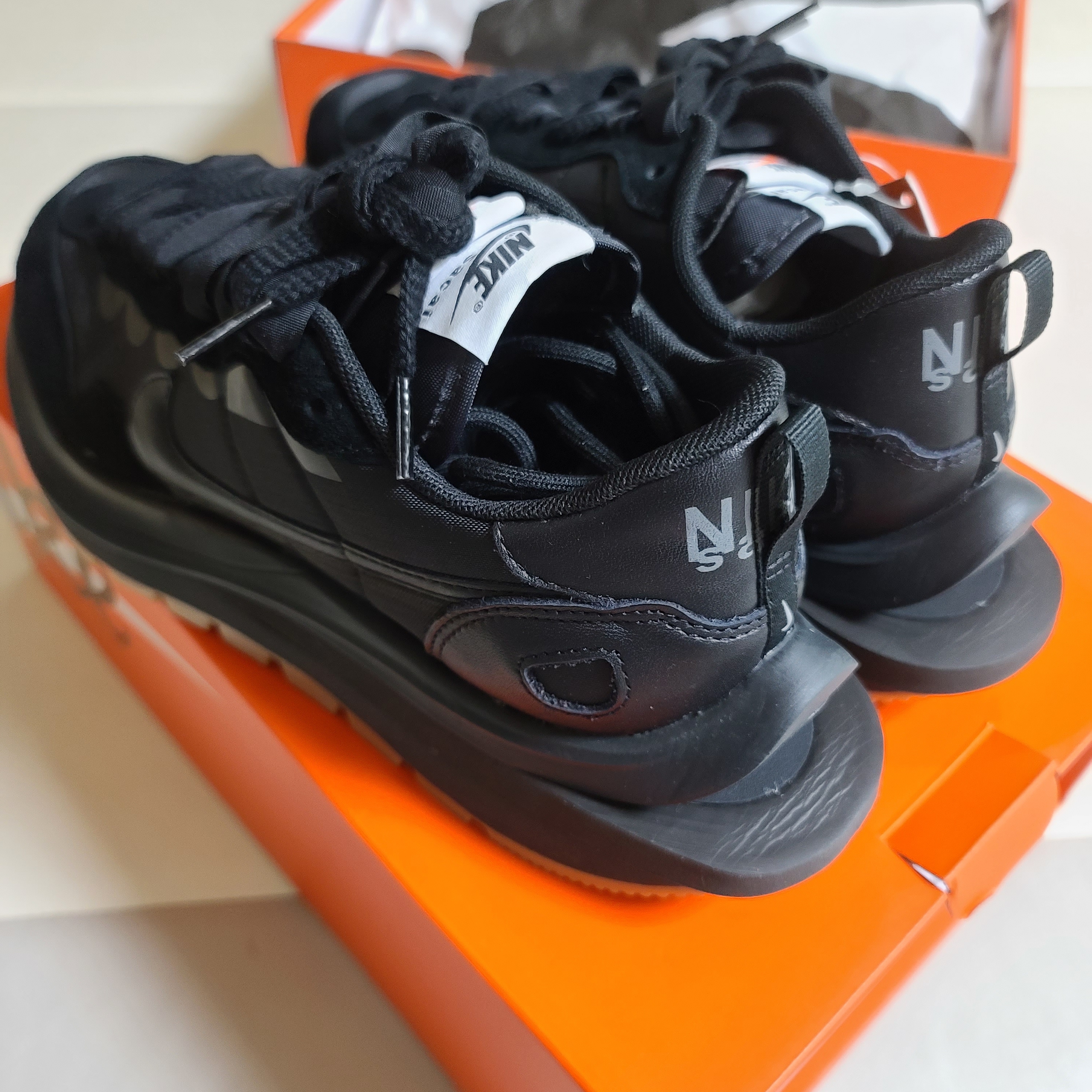 Nike x Sacai VaporWaffle Black and Gum 착용 스타일 - 2
