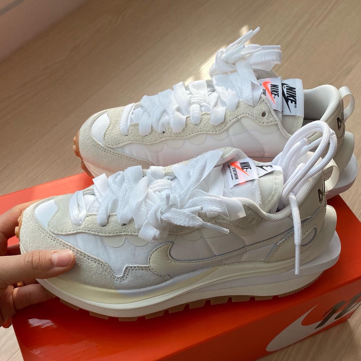 Nike x Sacai VaporWaffle White and Gum 착용 스타일