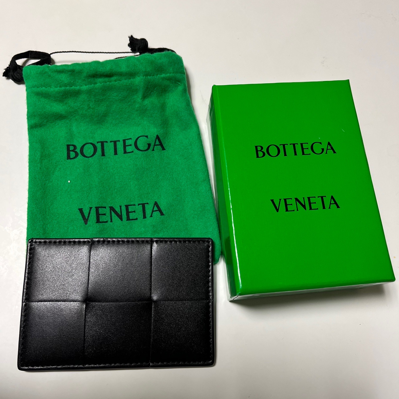 Bottega Veneta Credit Card Case Calfskin Black 착용 스타일