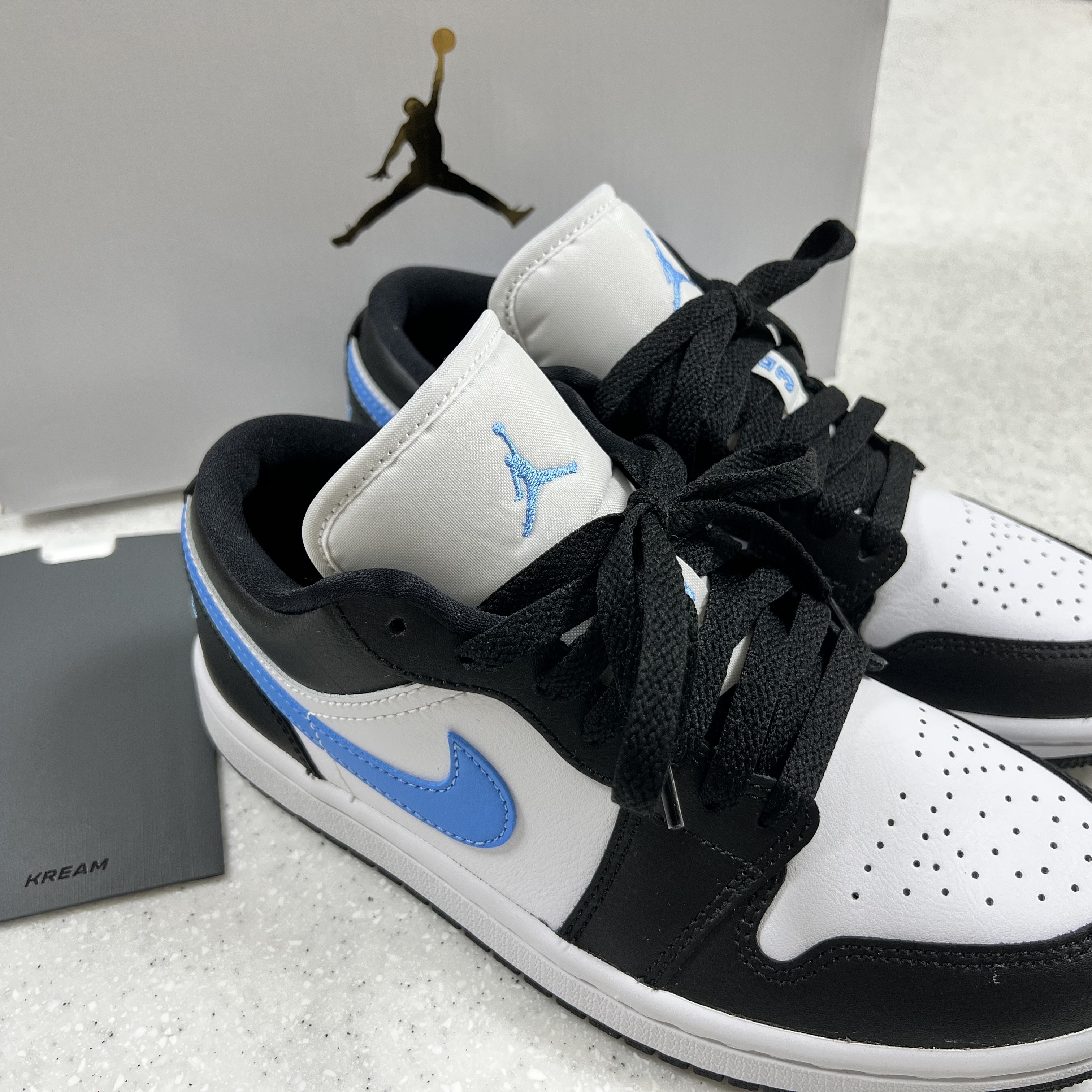 (W) Jordan 1 Low Black University Blue 착용 스타일 - 2