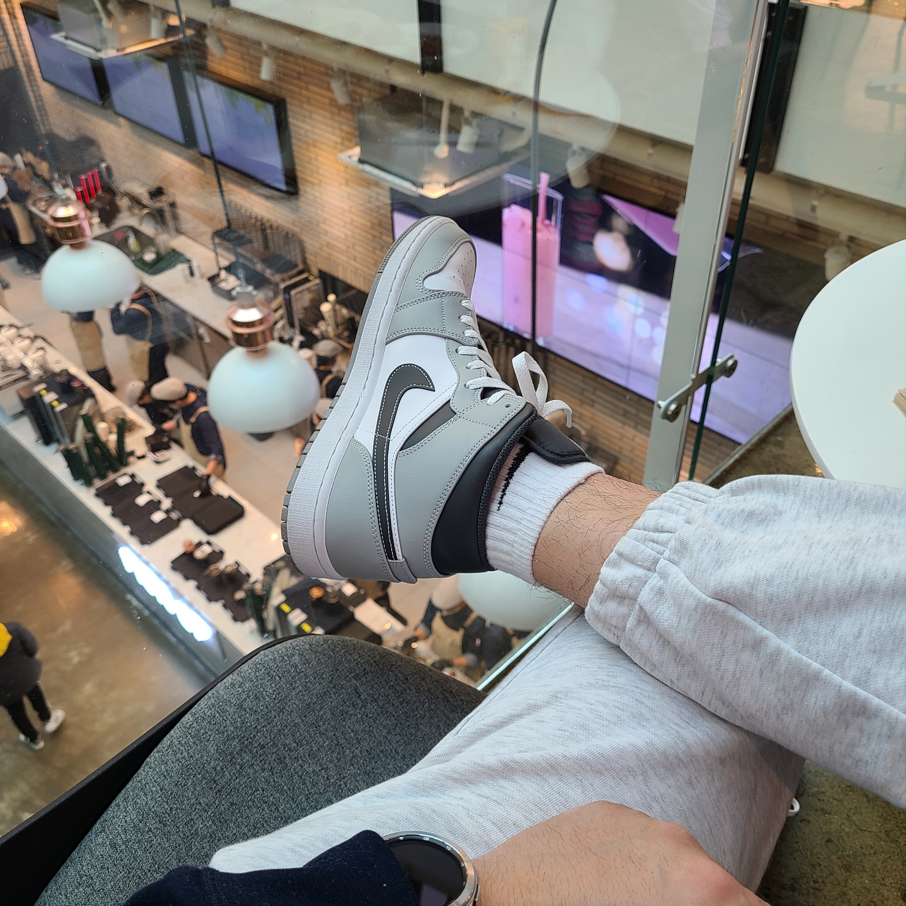 Jordan 1 Mid Light Smoke Grey Anthracite 착용 스타일